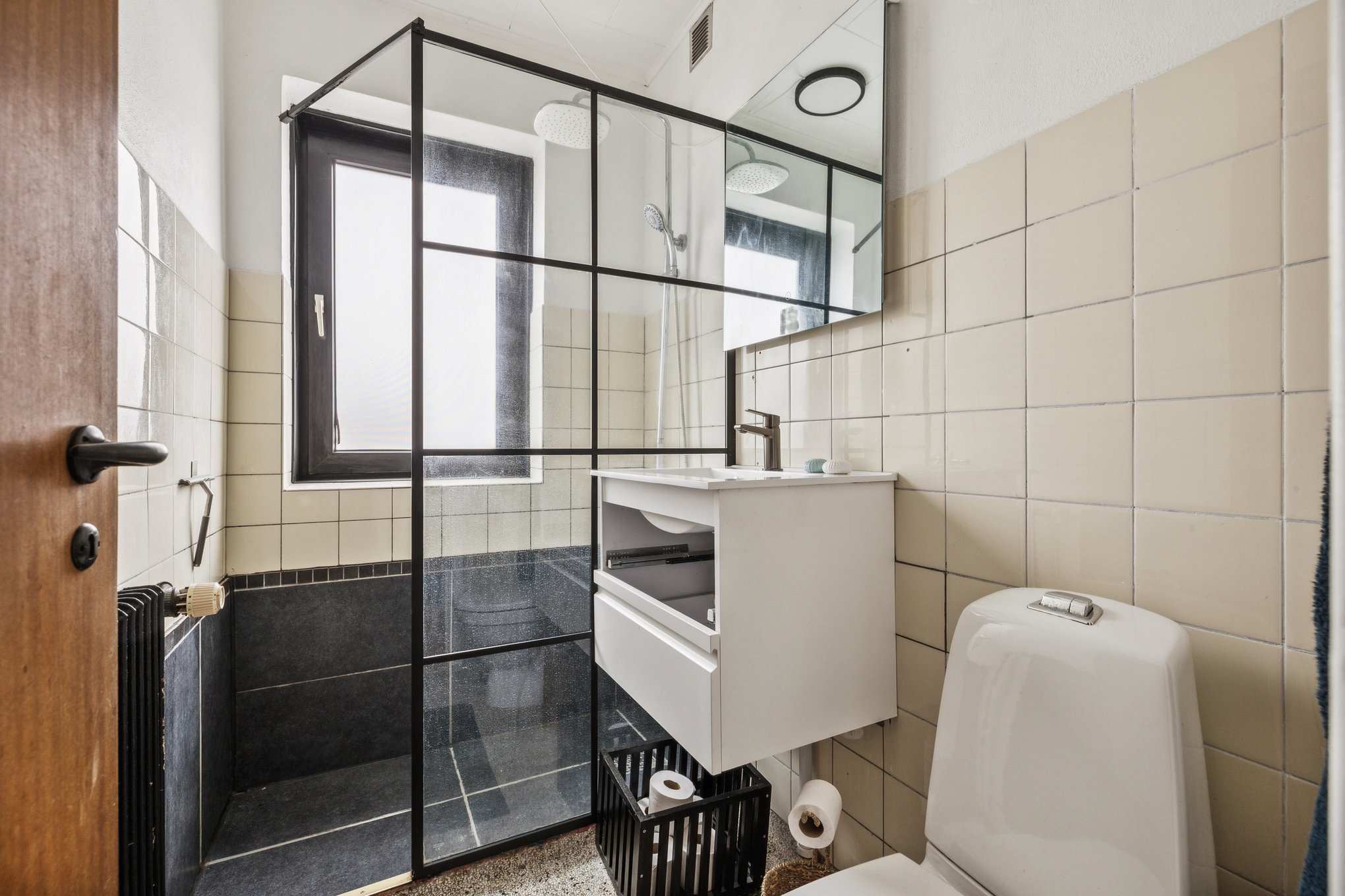 Fremhævet badeværelse billede i fuldskærmstilstand. Billede af Strømmen 3B, 3. th., 8960 Randers SØ