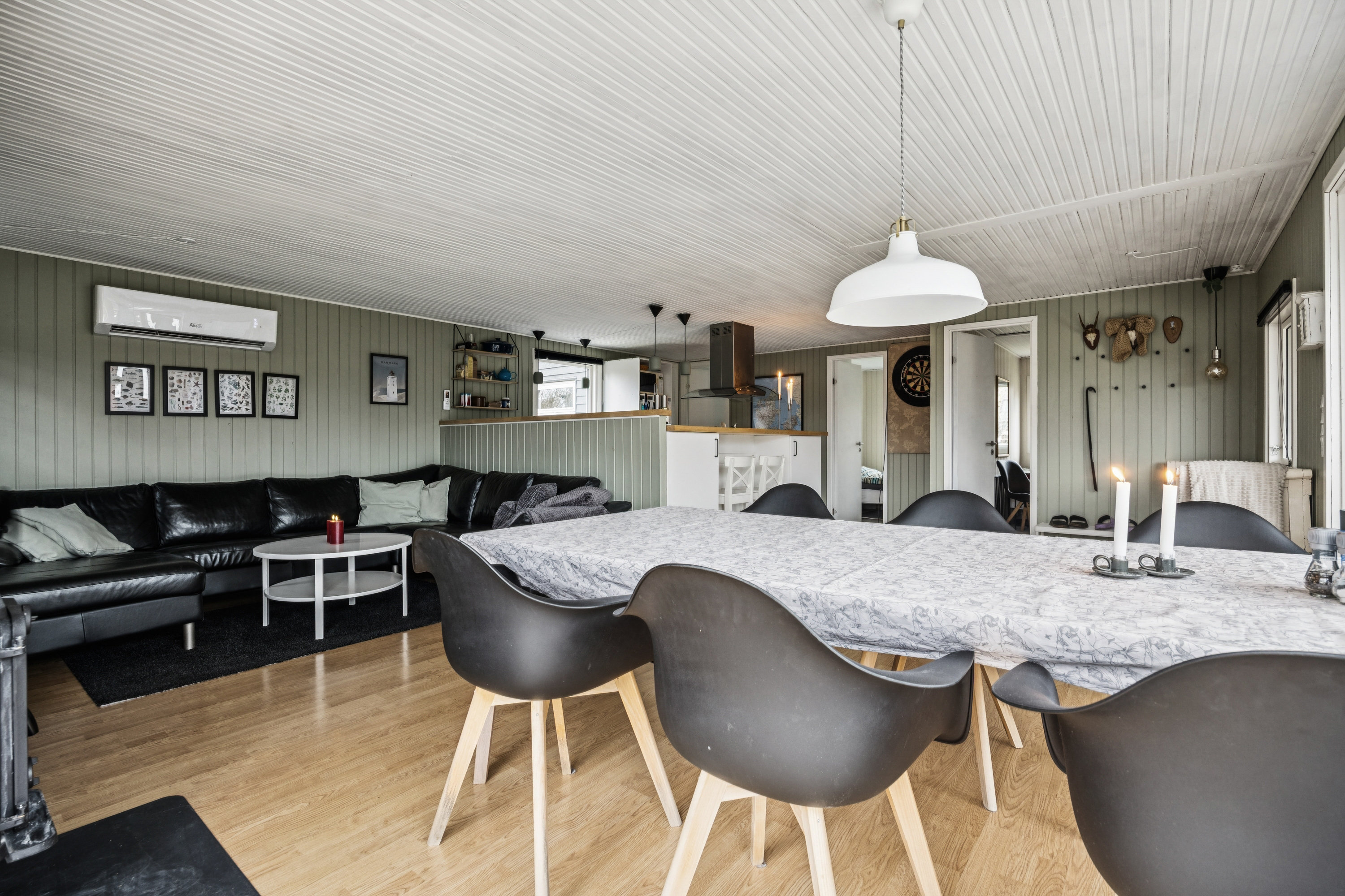 Fremhævet stue billede i fuldskærmstilstand. Billede af Slyngelen 11, Hou, 9370 Hals