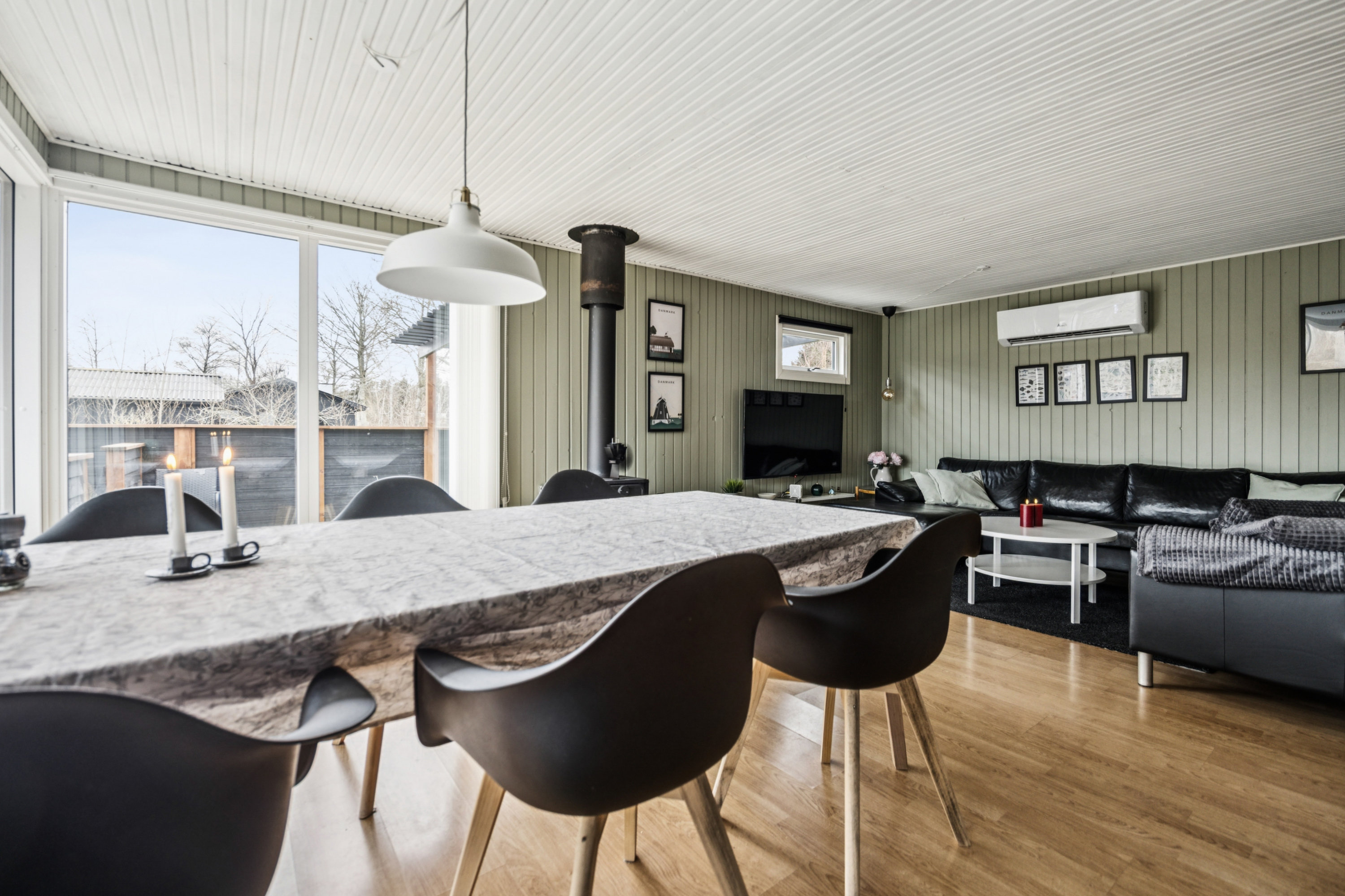 Fremhævet stue billede i fuldskærmstilstand. Billede af Slyngelen 11, Hou, 9370 Hals