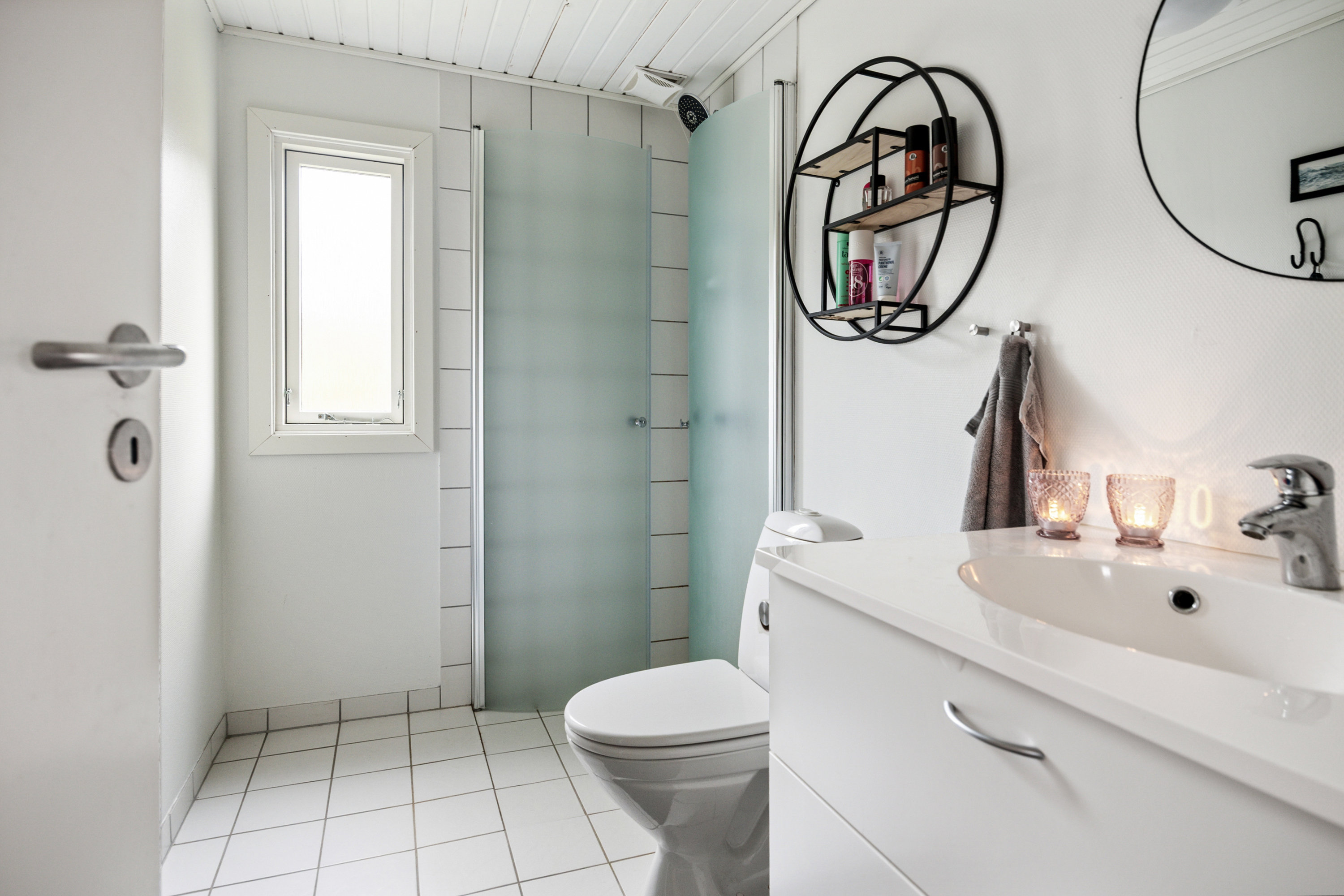 Fremhævet badeværelse billede i fuldskærmstilstand. Billede af Slyngelen 11, Hou, 9370 Hals