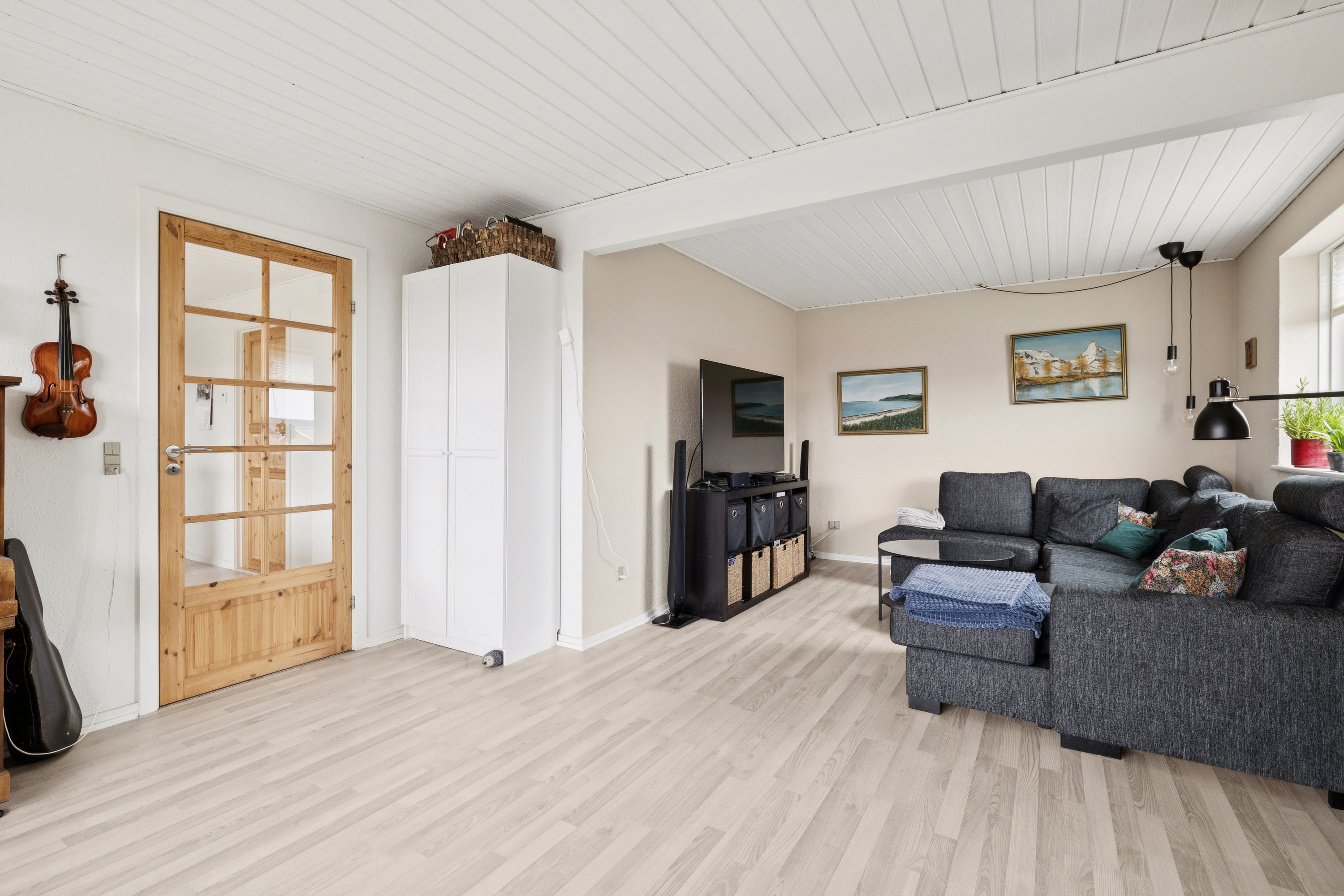 Fremhævet stue billede i fuldskærmstilstand. Billede af Morbærvej 3, 9500 Hobro