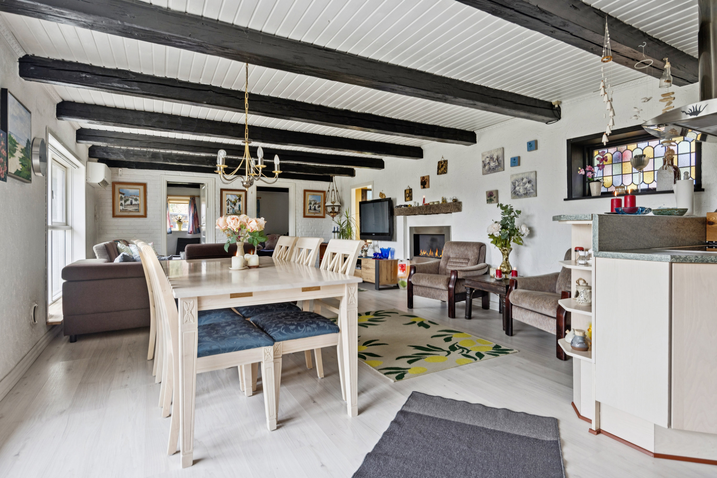 Fremhævet stue billede i fuldskærmstilstand. Billede af Knudshoved 10, 9370 Hals