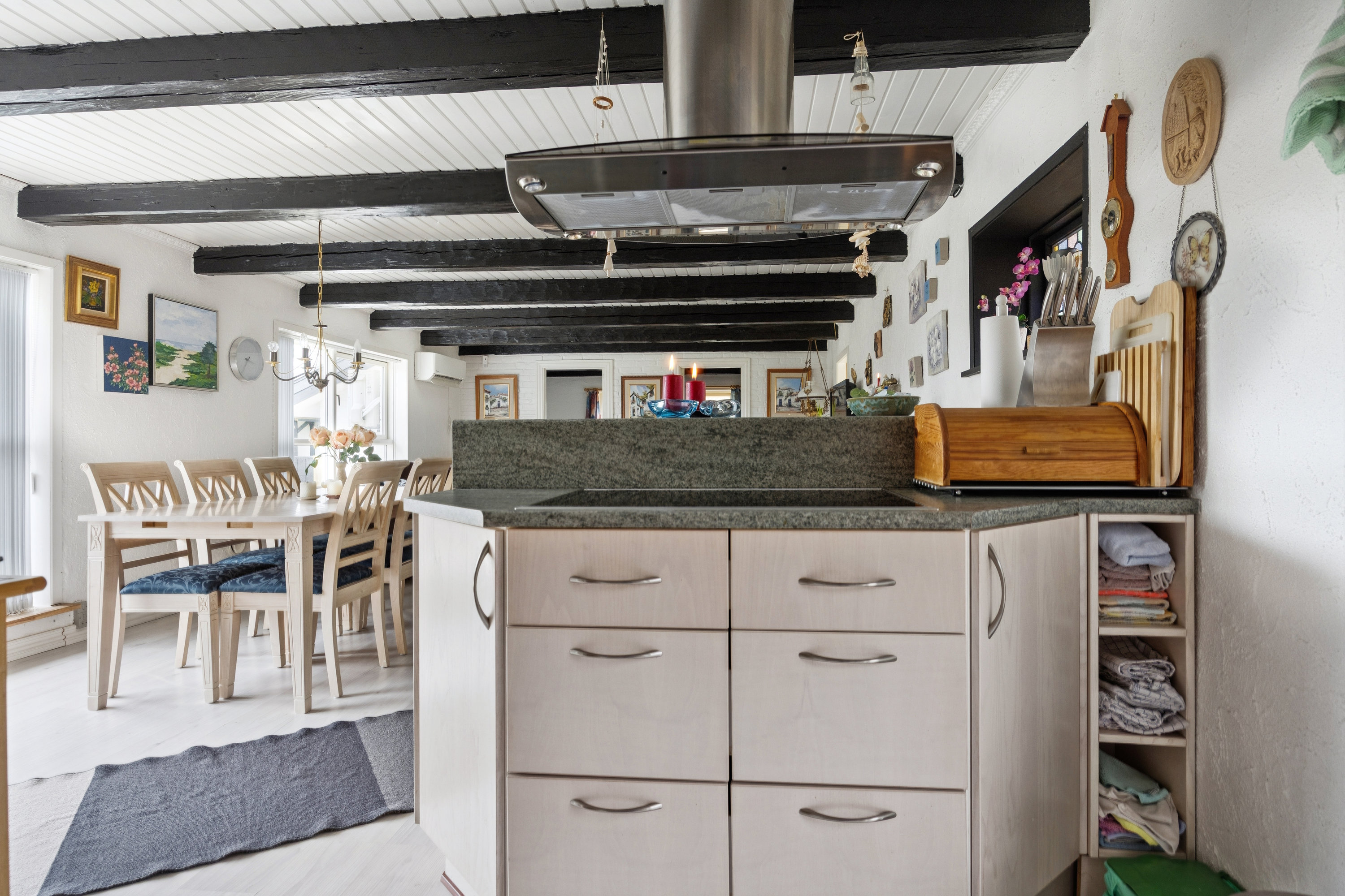 Fremhævet køkken billede i fuldskærmstilstand. Billede af Knudshoved 10, 9370 Hals