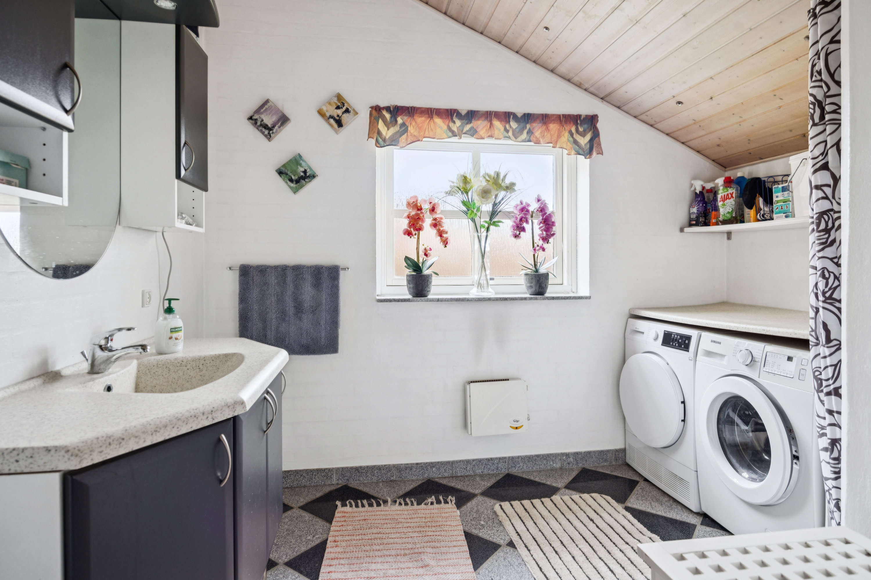 Fremhævet badeværelse billede i fuldskærmstilstand. Billede af Knudshoved 10, 9370 Hals