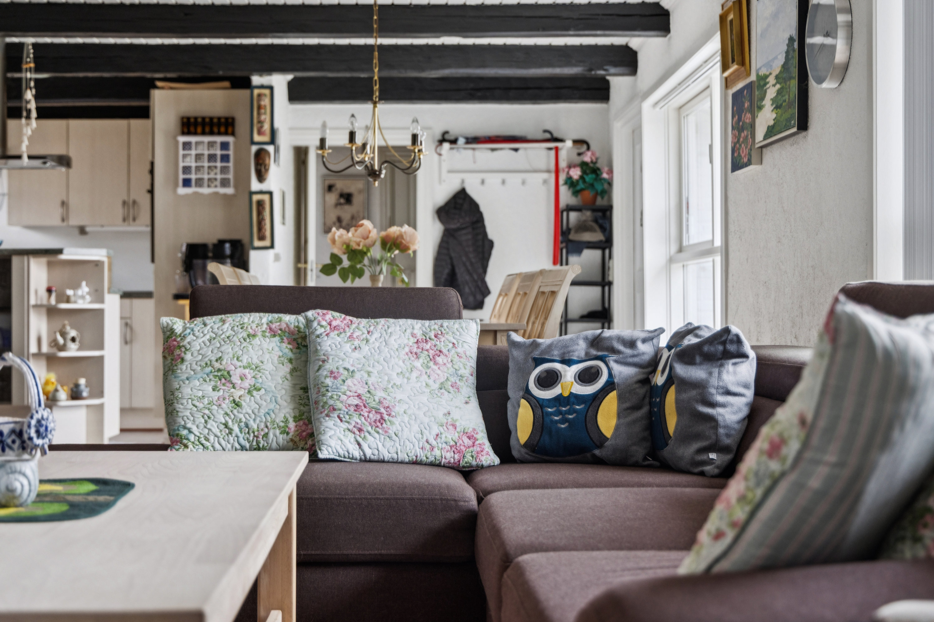 Fremhævet stue billede i fuldskærmstilstand. Billede af Knudshoved 10, 9370 Hals