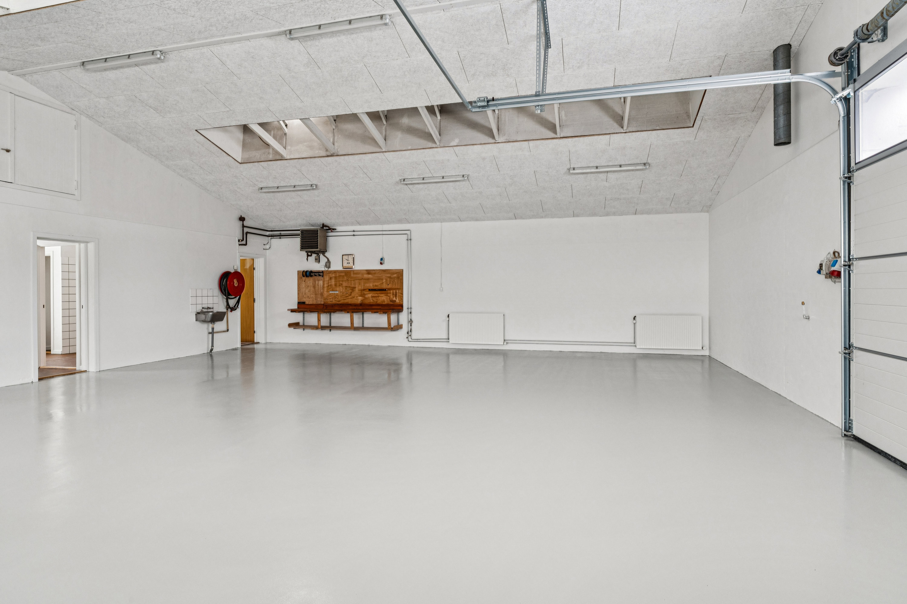 Fremhævet garage billede i fuldskærmstilstand. Billede af Spergelvej 35, 9270 Klarup