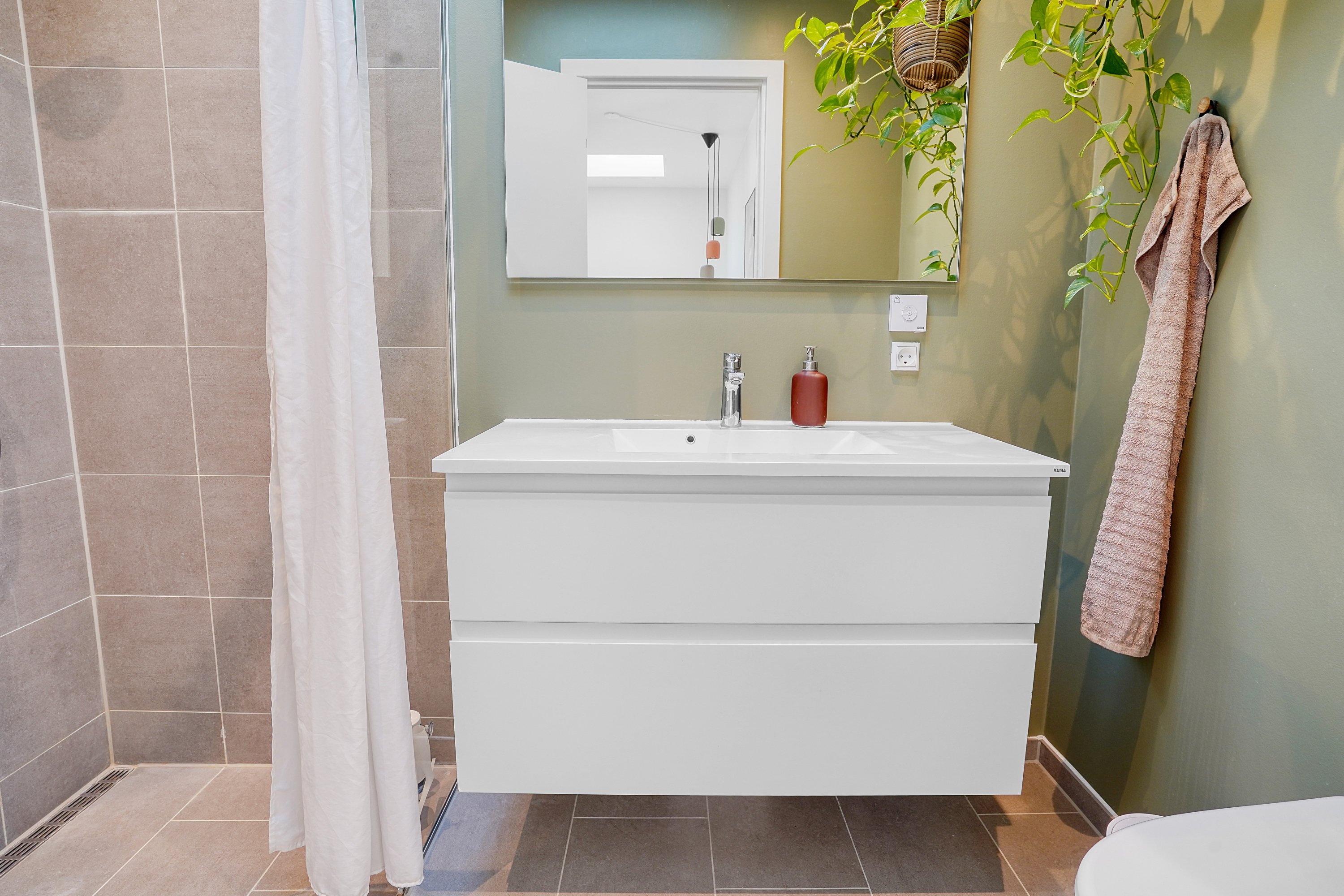 Fremhævet badeværelse billede i fuldskærmstilstand. Billede af Bringegårdene 34, Jonstrup, 3500 Værløse