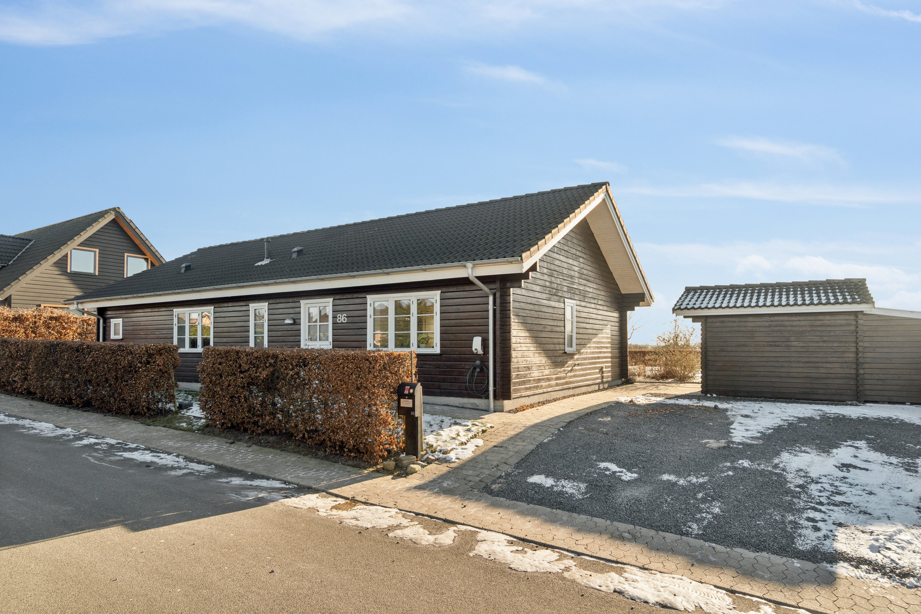 Fremhævet set fra vejen billede i fuldskærmstilstand. Billede af Vejgården 86, 4160 Herlufmagle