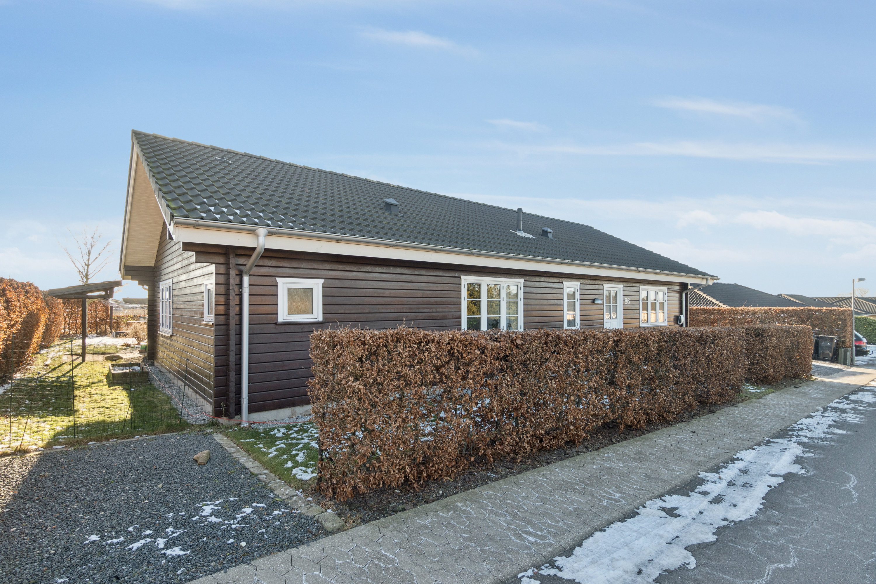 Fremhævet set fra vejen billede i fuldskærmstilstand. Billede af Vejgården 86, 4160 Herlufmagle