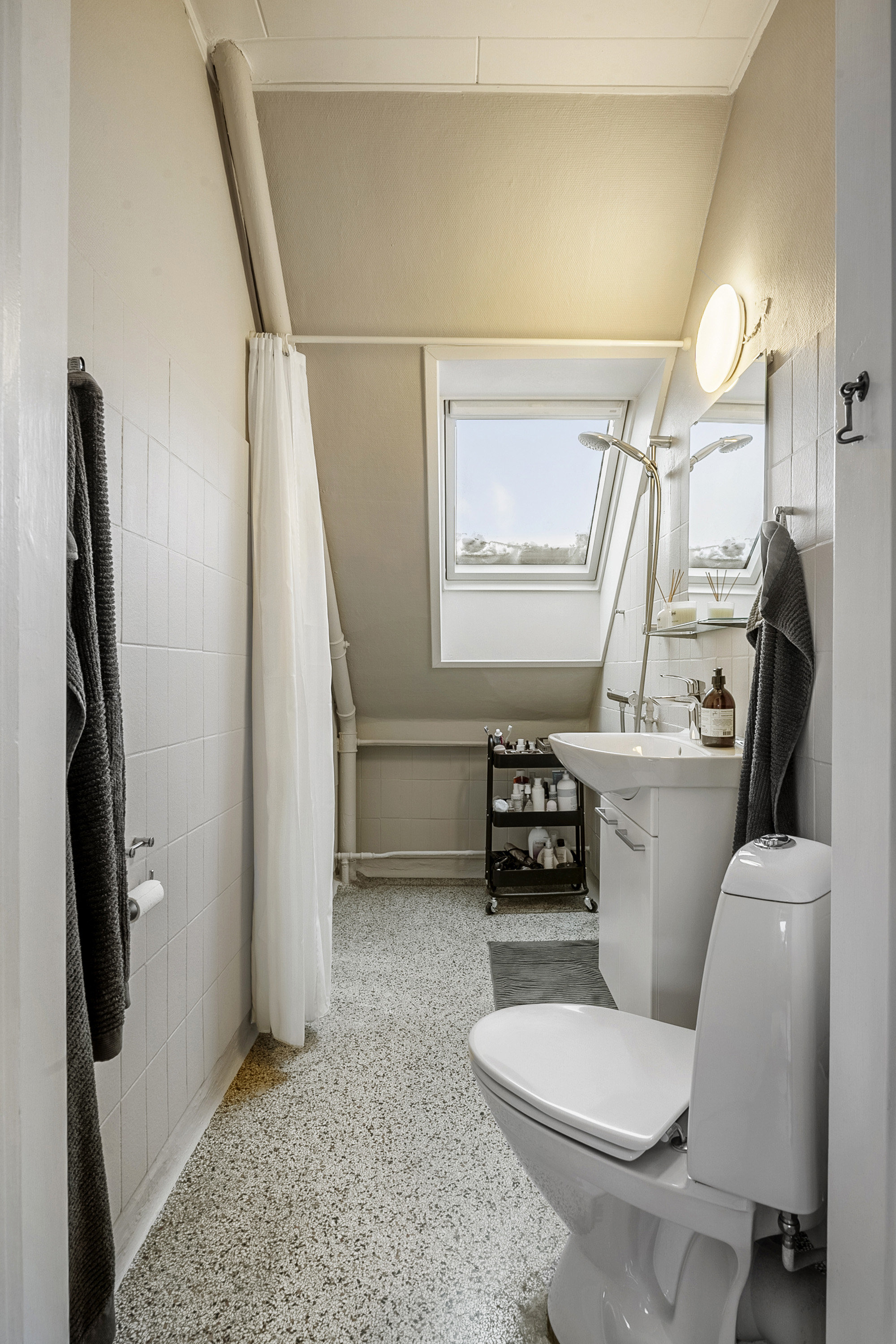 Fremhævet badeværelse billede i fuldskærmstilstand. Billede af Palnatokesvej 62, 3. tv., 5000 Odense C