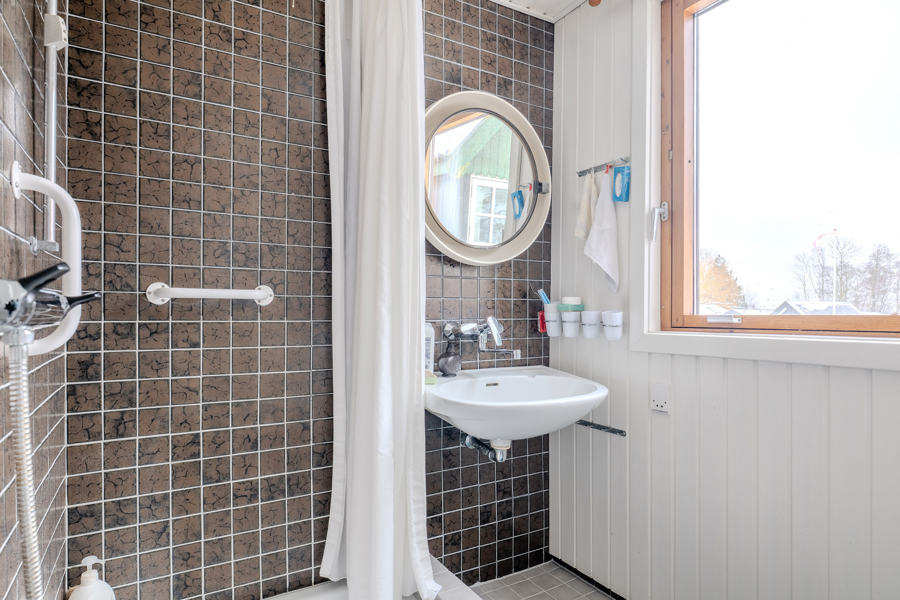 Fremhævet badeværelse 1. sal billede i fuldskærmstilstand. Billede af Bøtøvej 11, 4873 Væggerløse