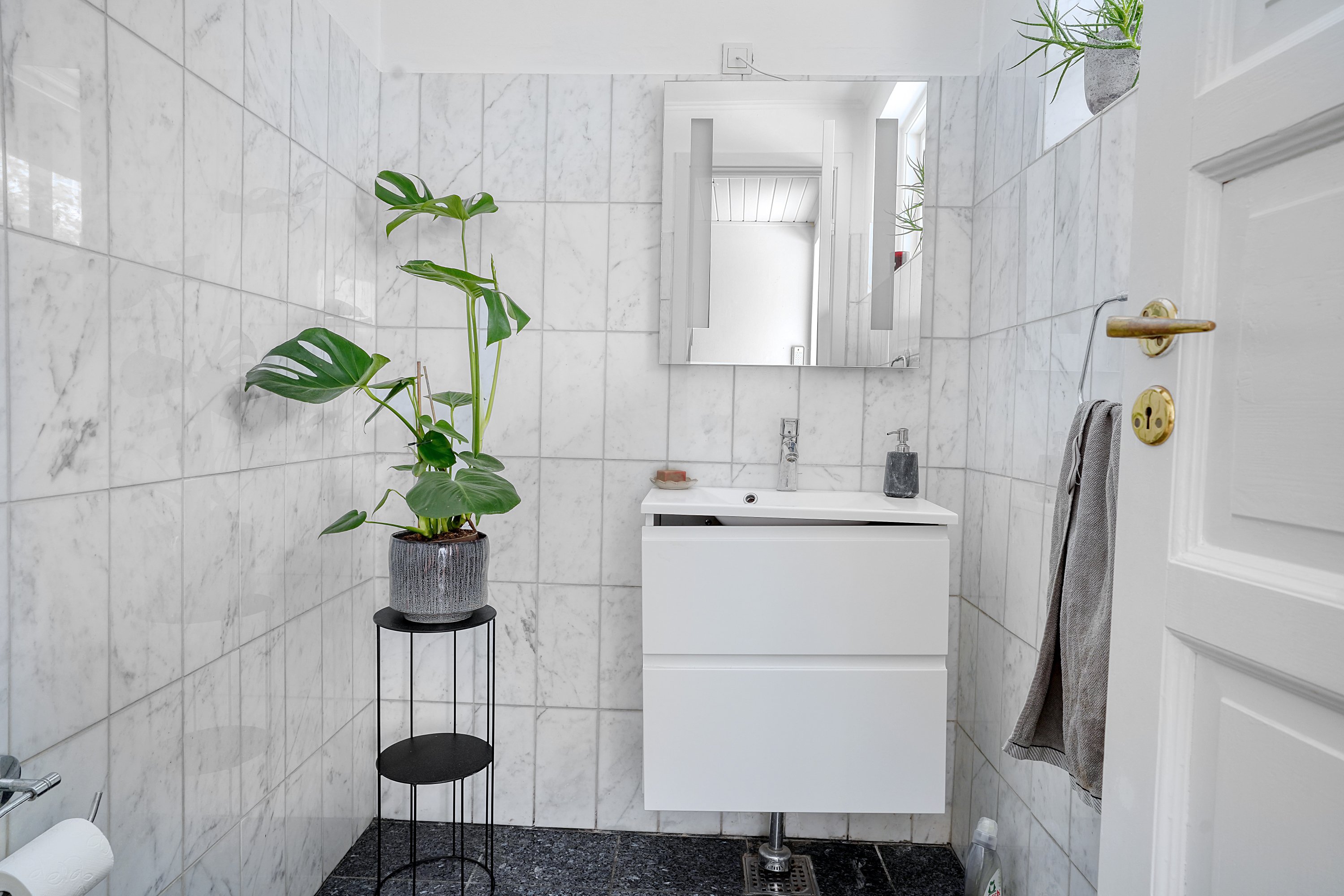 Fremhævet wc billede i fuldskærmstilstand. Billede af Jernbane Alle 4B, 3050 Humlebæk