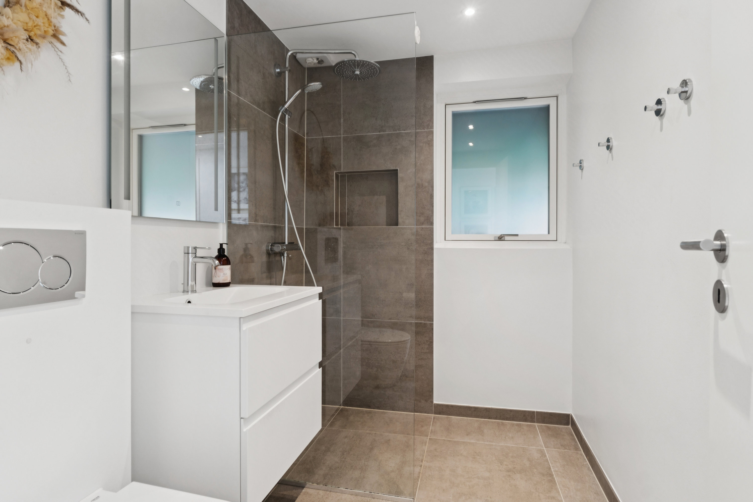 Fremhævet  billede i fuldskærmstilstand. Billede af Hellevangen 34, Gug, 9210 Aalborg SØ