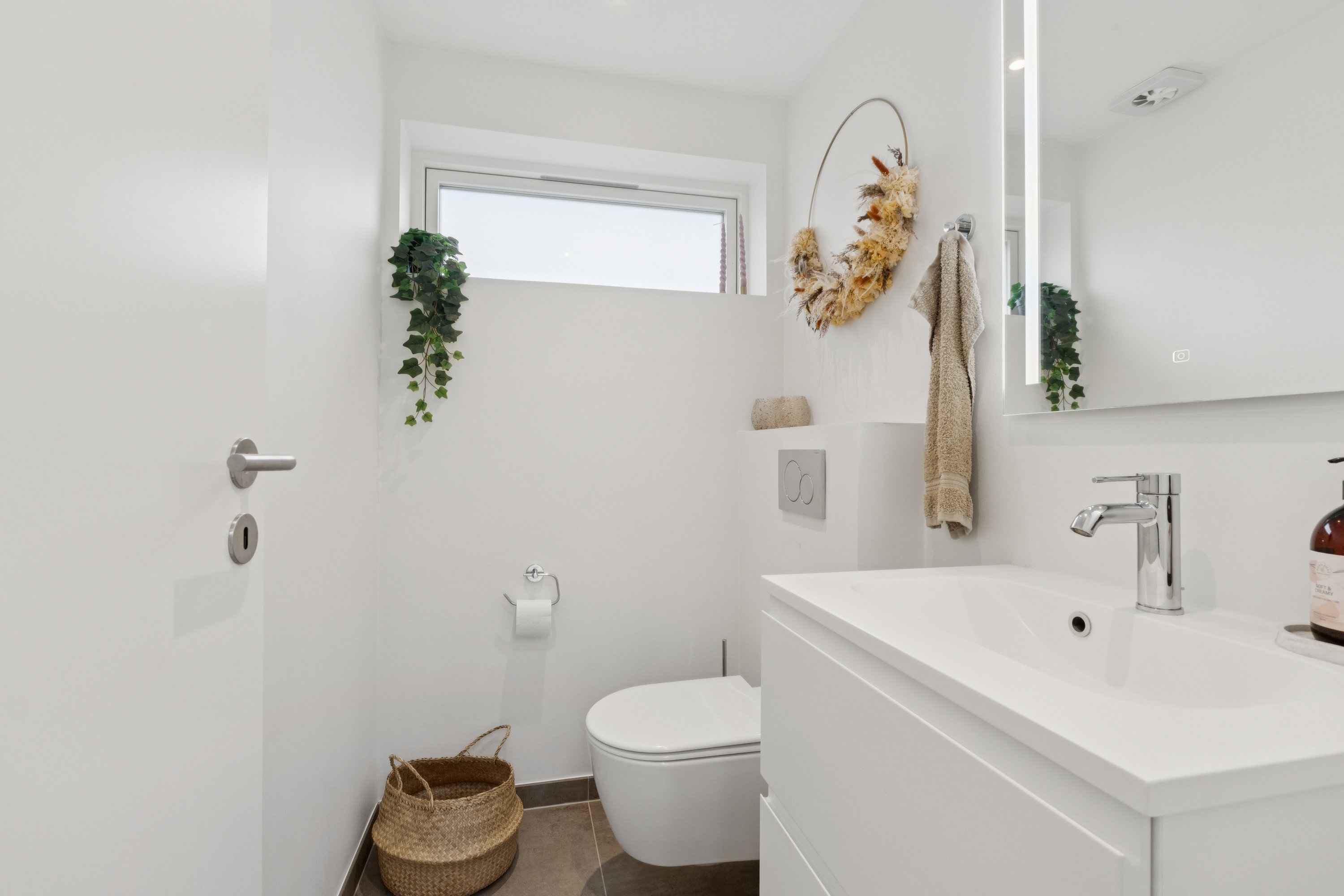 Fremhævet  billede i fuldskærmstilstand. Billede af Hellevangen 34, Gug, 9210 Aalborg SØ