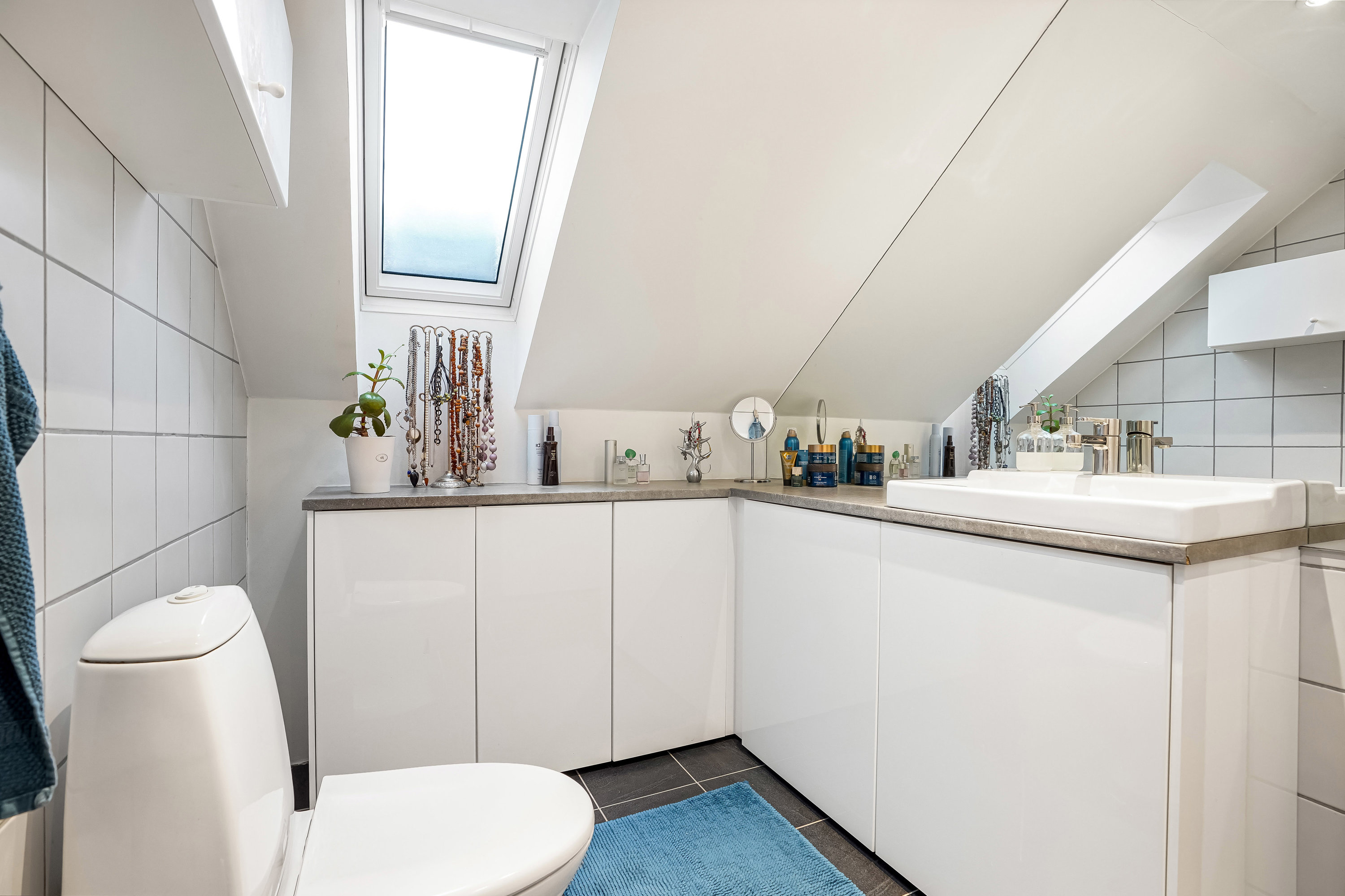 Fremhævet toilet billede i fuldskærmstilstand. Billede af Hunderupvej 106, 5230 Odense M