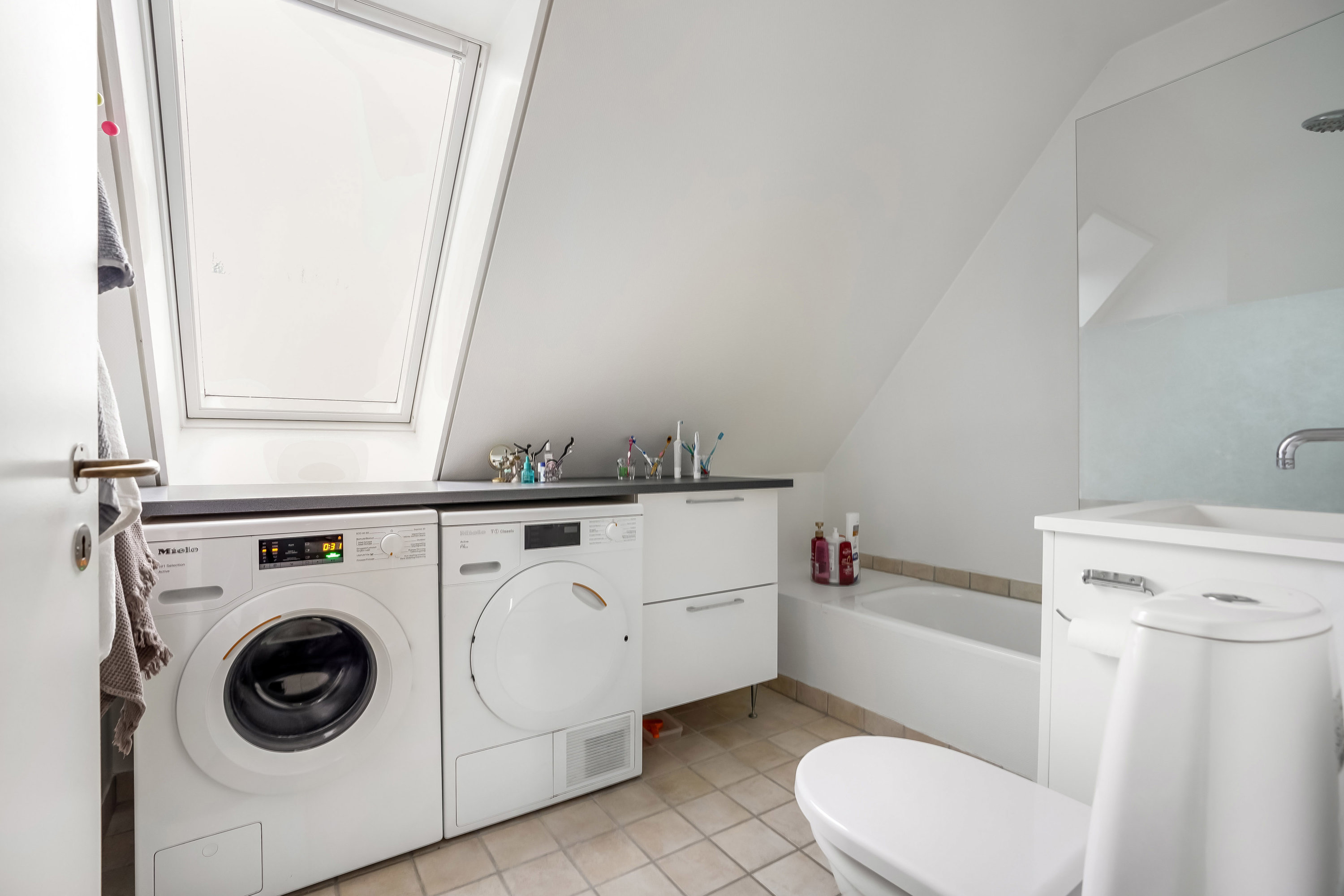 Fremhævet badeværelse billede i fuldskærmstilstand. Billede af Neder-Holluf-Vej 30L, 5220 Odense SØ