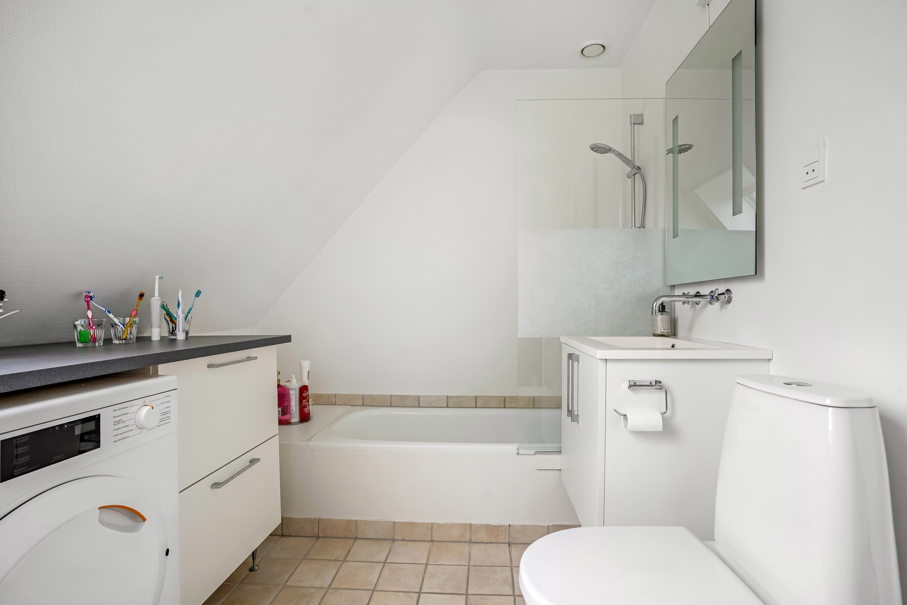 Fremhævet badeværelse billede i fuldskærmstilstand. Billede af Neder-Holluf-Vej 30L, 5220 Odense SØ