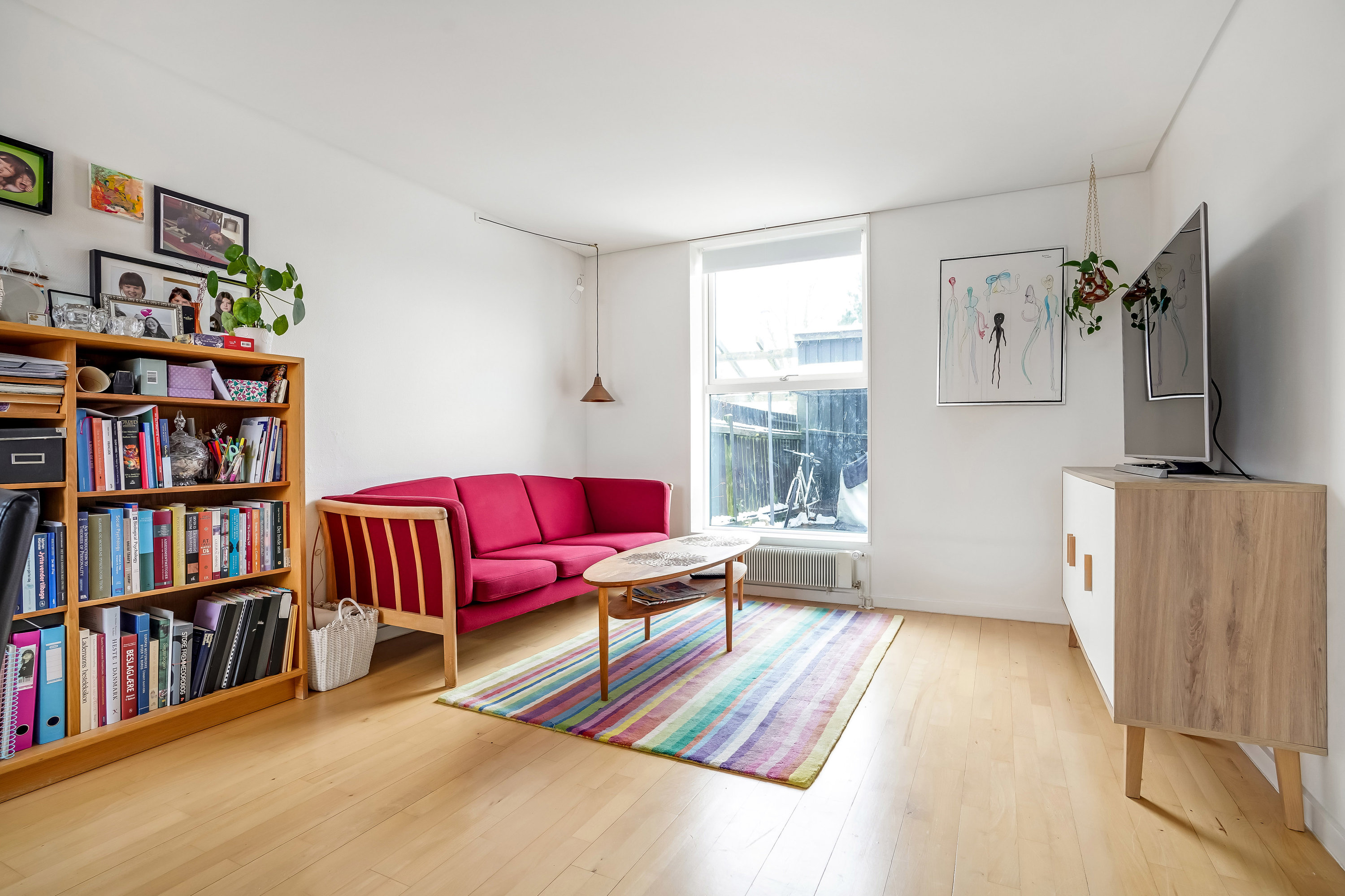 Fremhævet stue billede i fuldskærmstilstand. Billede af Neder-Holluf-Vej 30L, 5220 Odense SØ