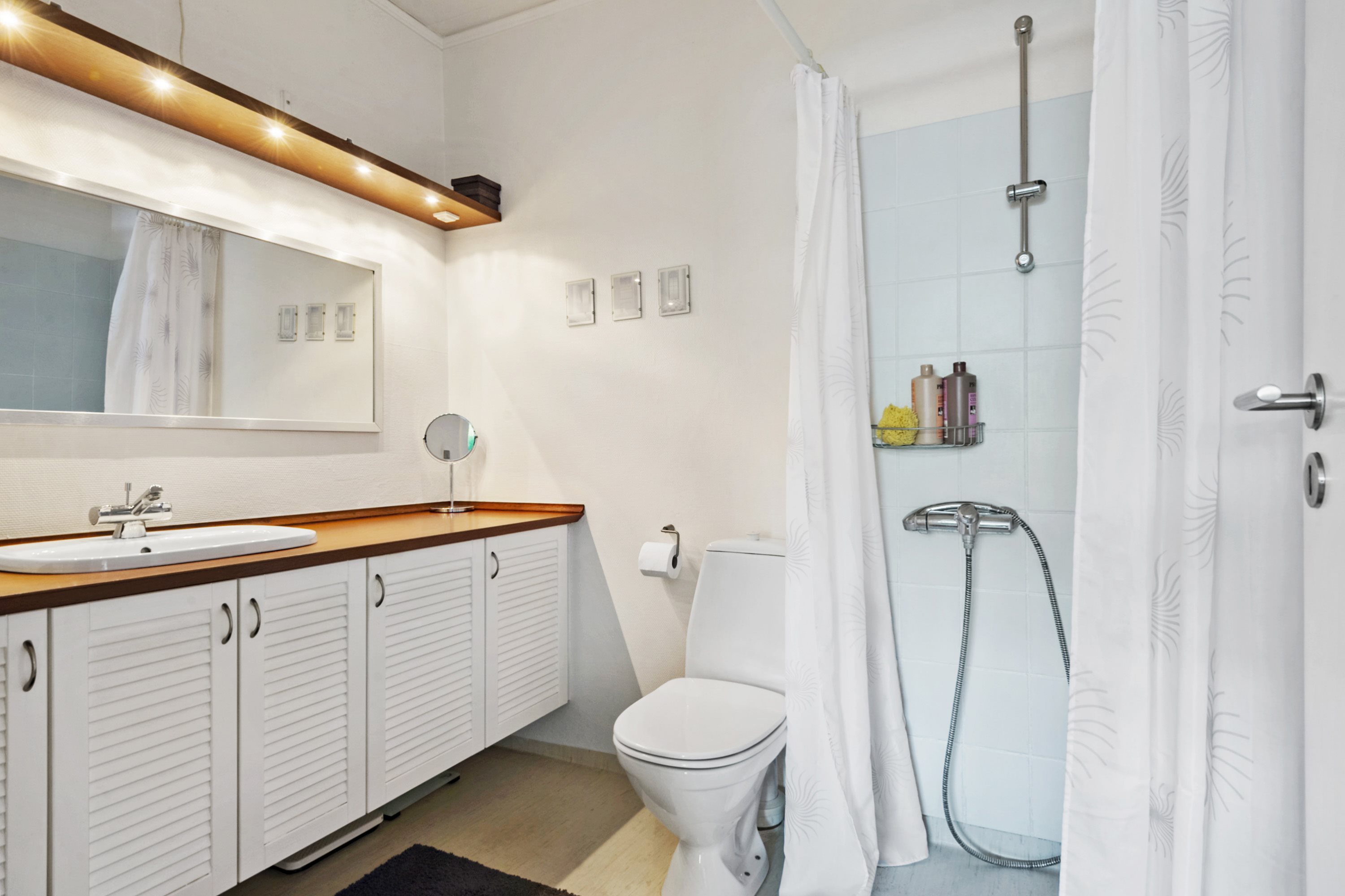 Fremhævet badeværelse billede i fuldskærmstilstand. Billede af Stampmøllevej 1A, 8300 Odder