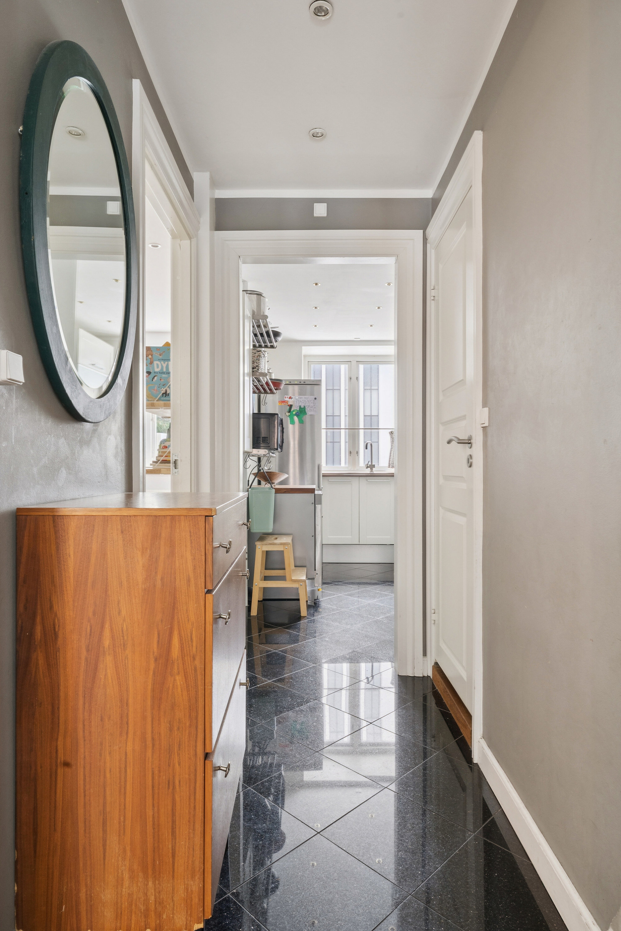 Fremhævet gang billede i fuldskærmstilstand. Billede af Reberbanegade 19, st.. tv., 2300 København S