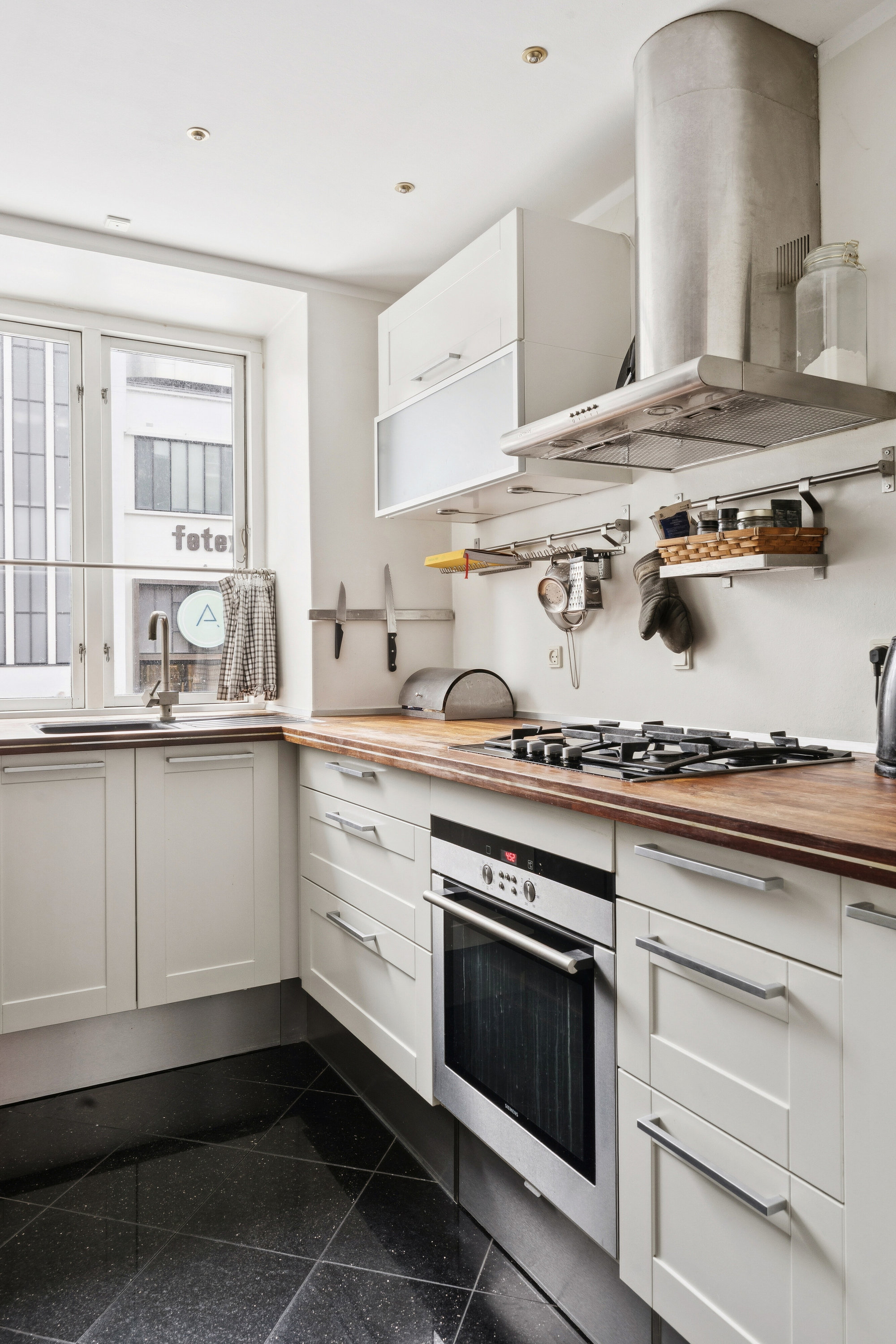 Fremhævet køkken billede i fuldskærmstilstand. Billede af Reberbanegade 19, st.. tv., 2300 København S