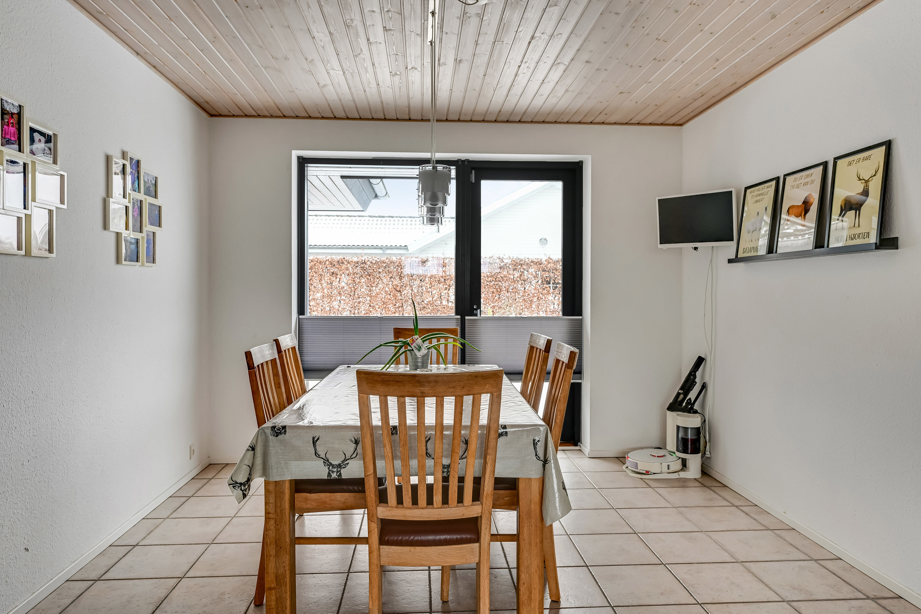 Fremhævet stue billede i fuldskærmstilstand. Billede af Lærkehøj 19, 6840 Oksbøl