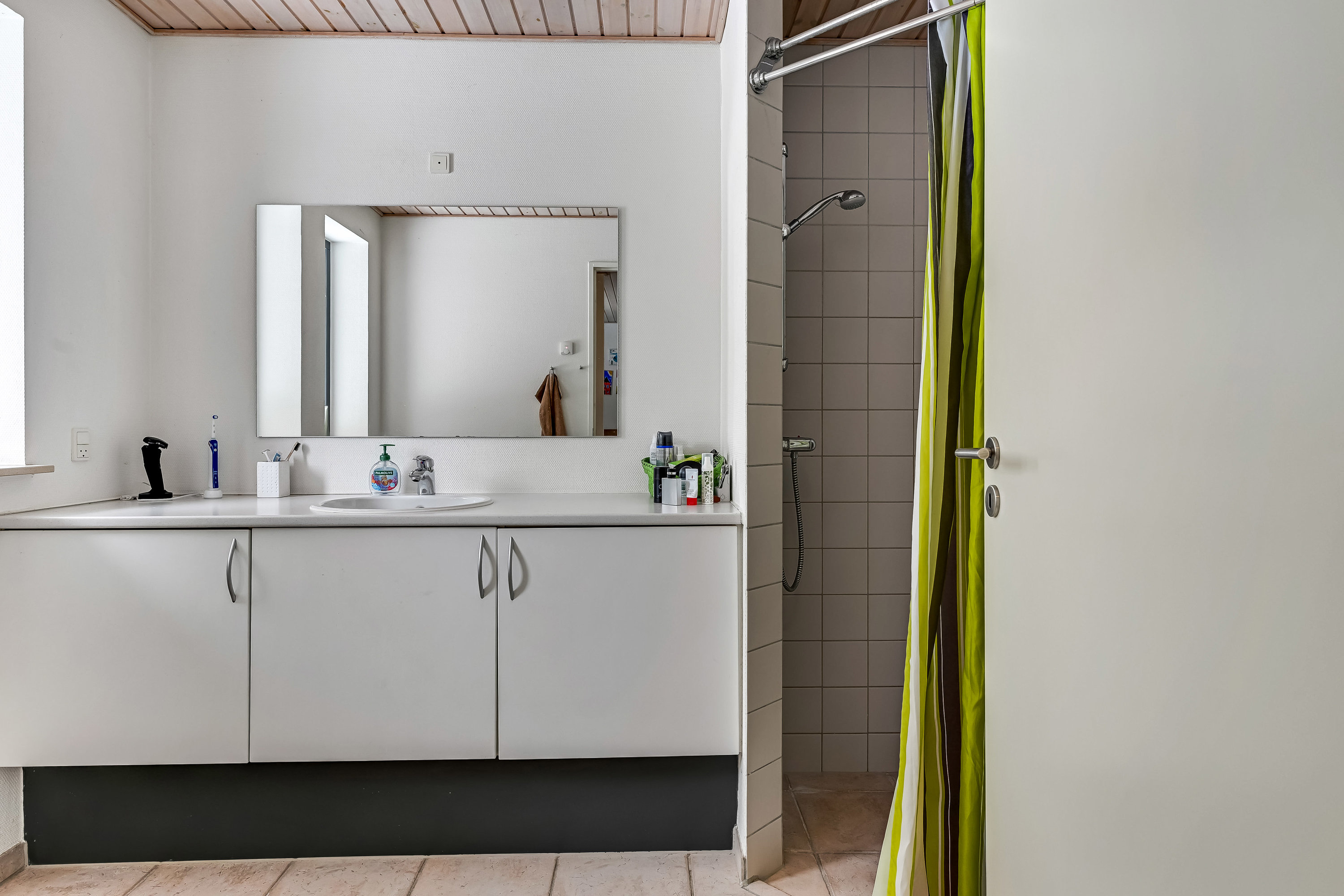 Fremhævet badeværelse billede i fuldskærmstilstand. Billede af Lærkehøj 19, 6840 Oksbøl