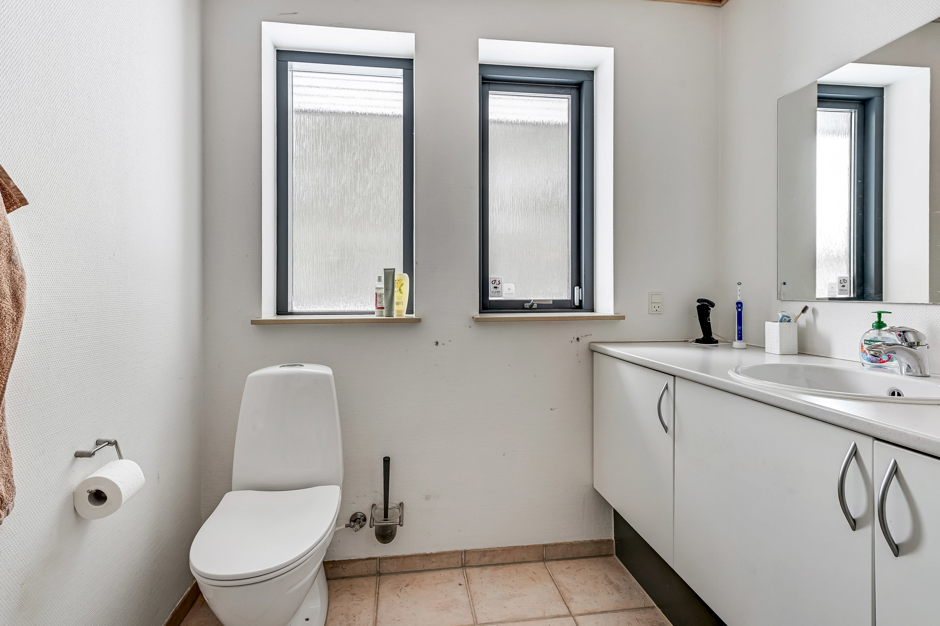 Fremhævet toilet billede i fuldskærmstilstand. Billede af Lærkehøj 19, 6840 Oksbøl