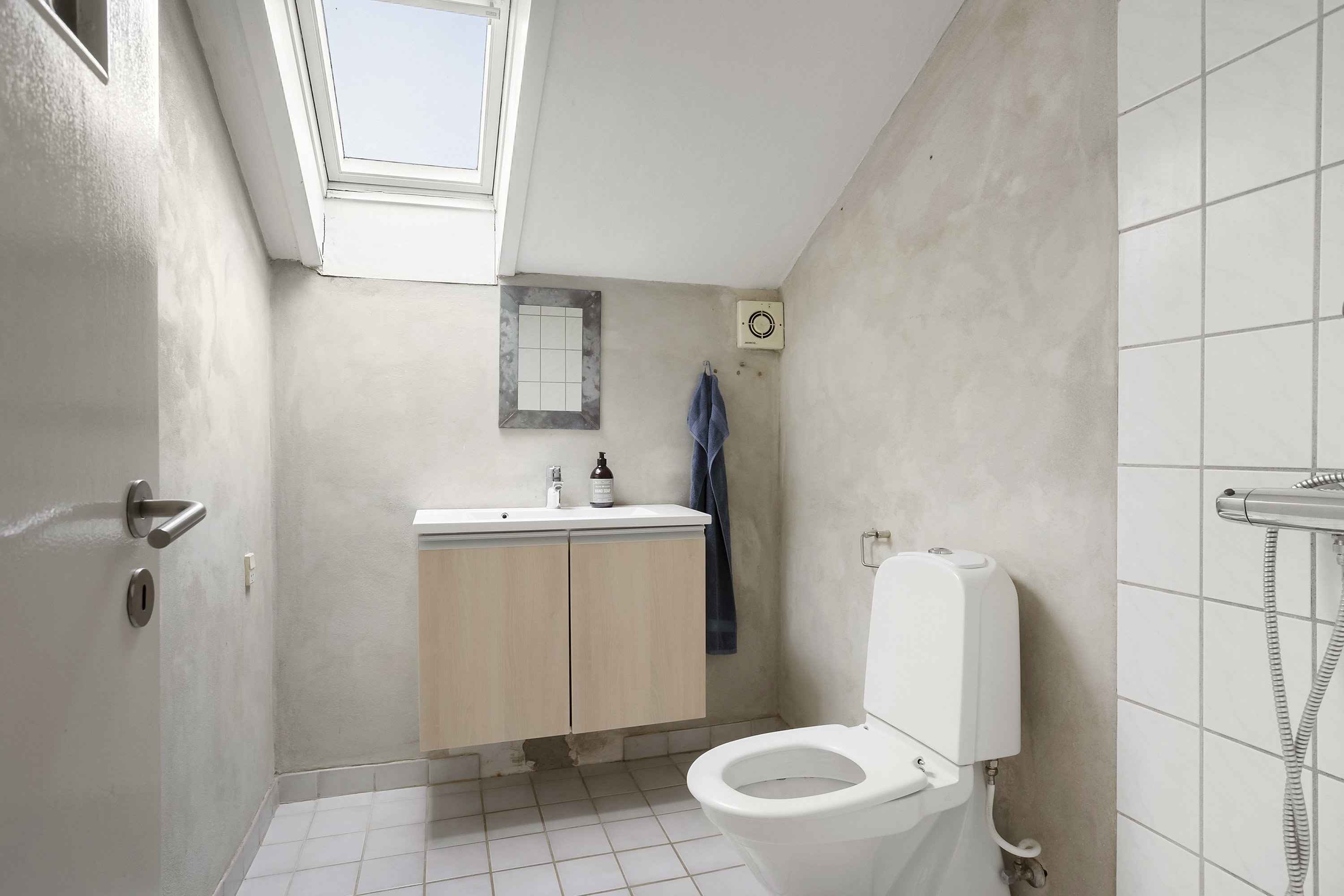 Fremhævet badeværelse billede i fuldskærmstilstand. Billede af Tværgade 16, 6621 Gesten