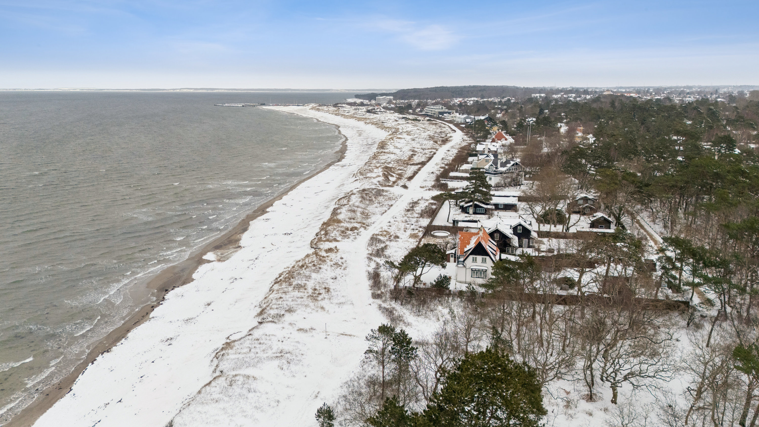 Fremhævet luftfoto billede i fuldskærmstilstand. Billede af Tennisvej 5, 3100 Hornbæk