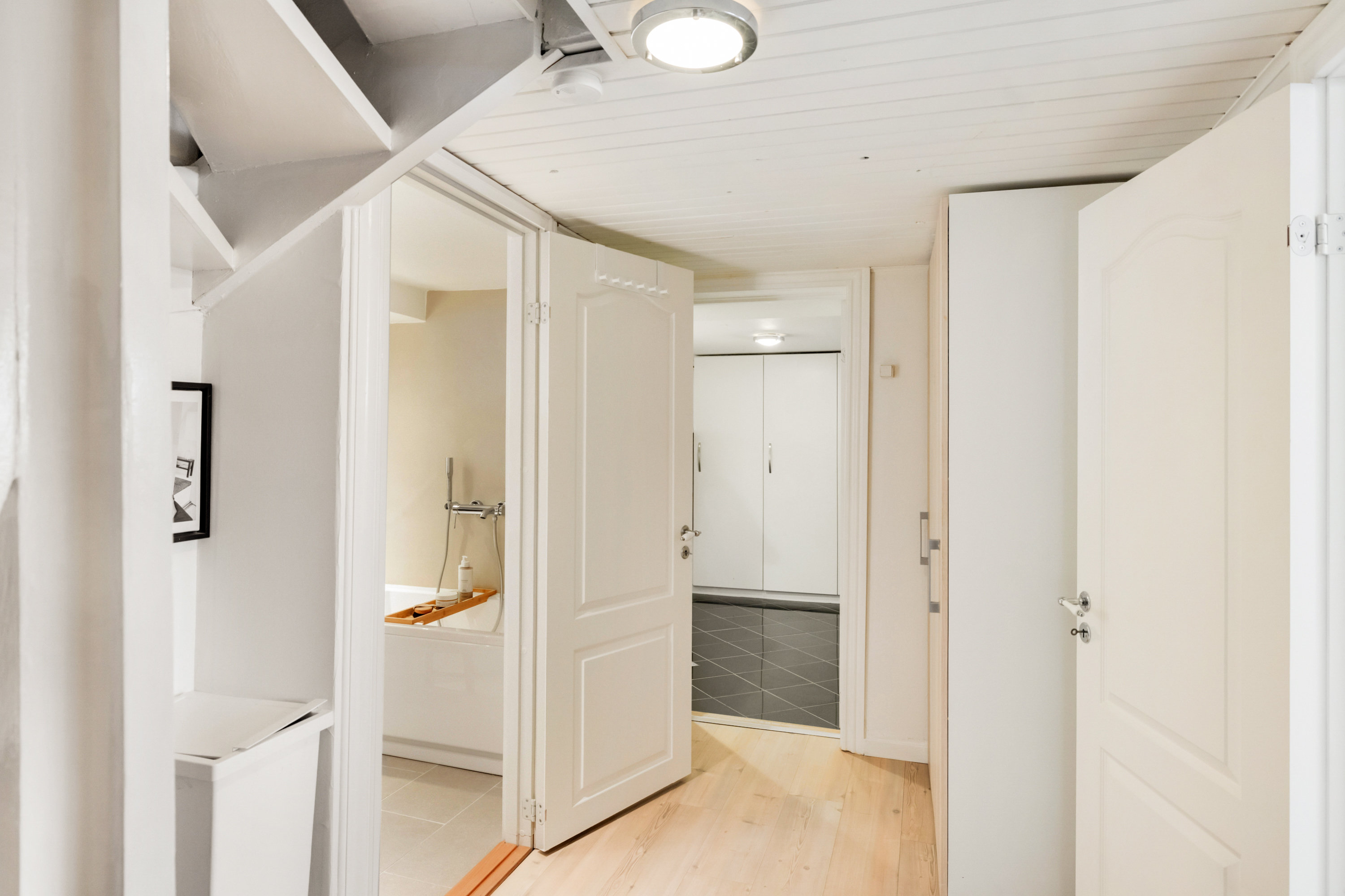 Fremhævet gang billede i fuldskærmstilstand. Billede af Rolfsgade 13, 8260 Viby J