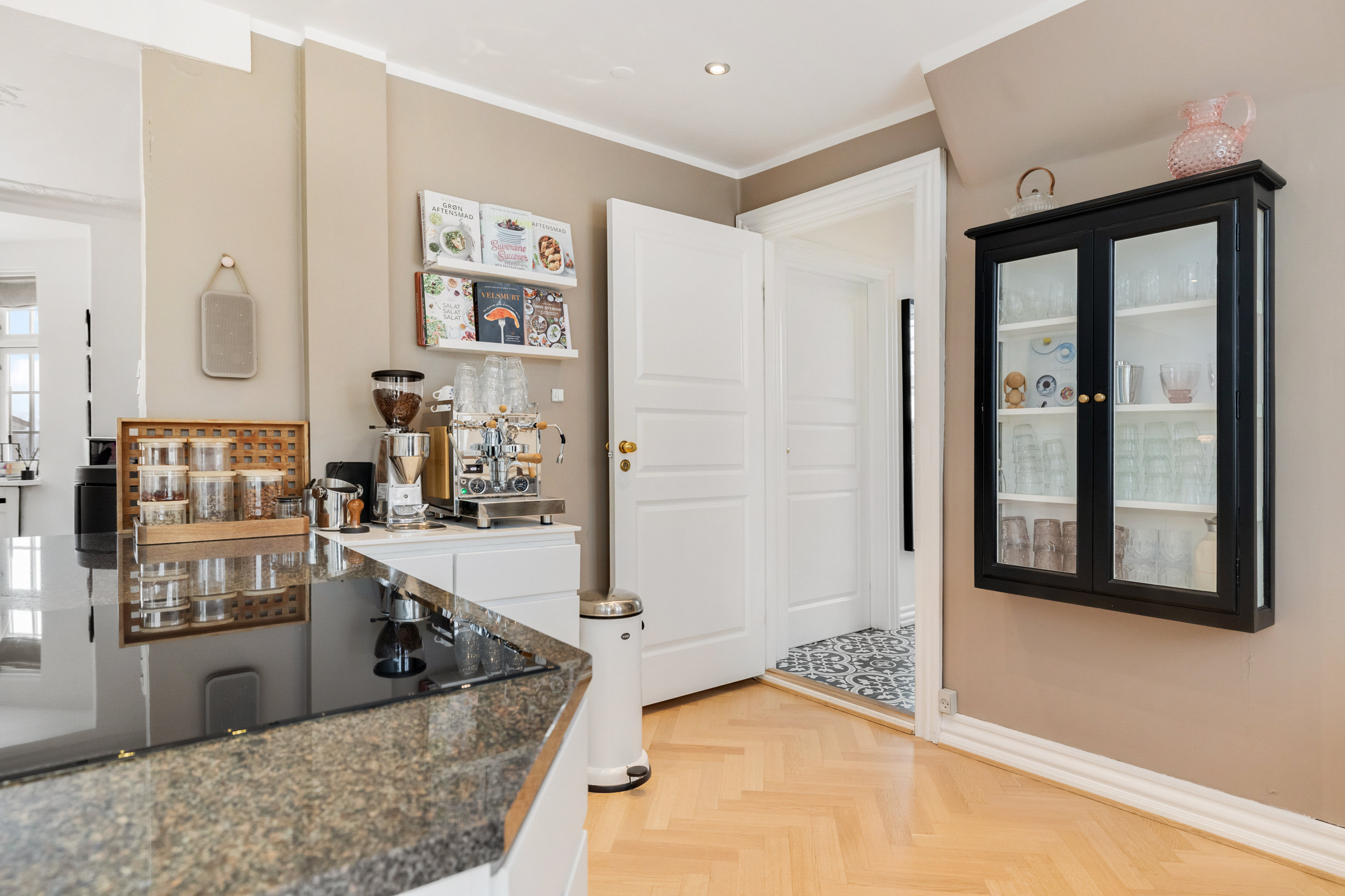 Fremhævet køkken billede i fuldskærmstilstand. Billede af Rolfsgade 13, 8260 Viby J