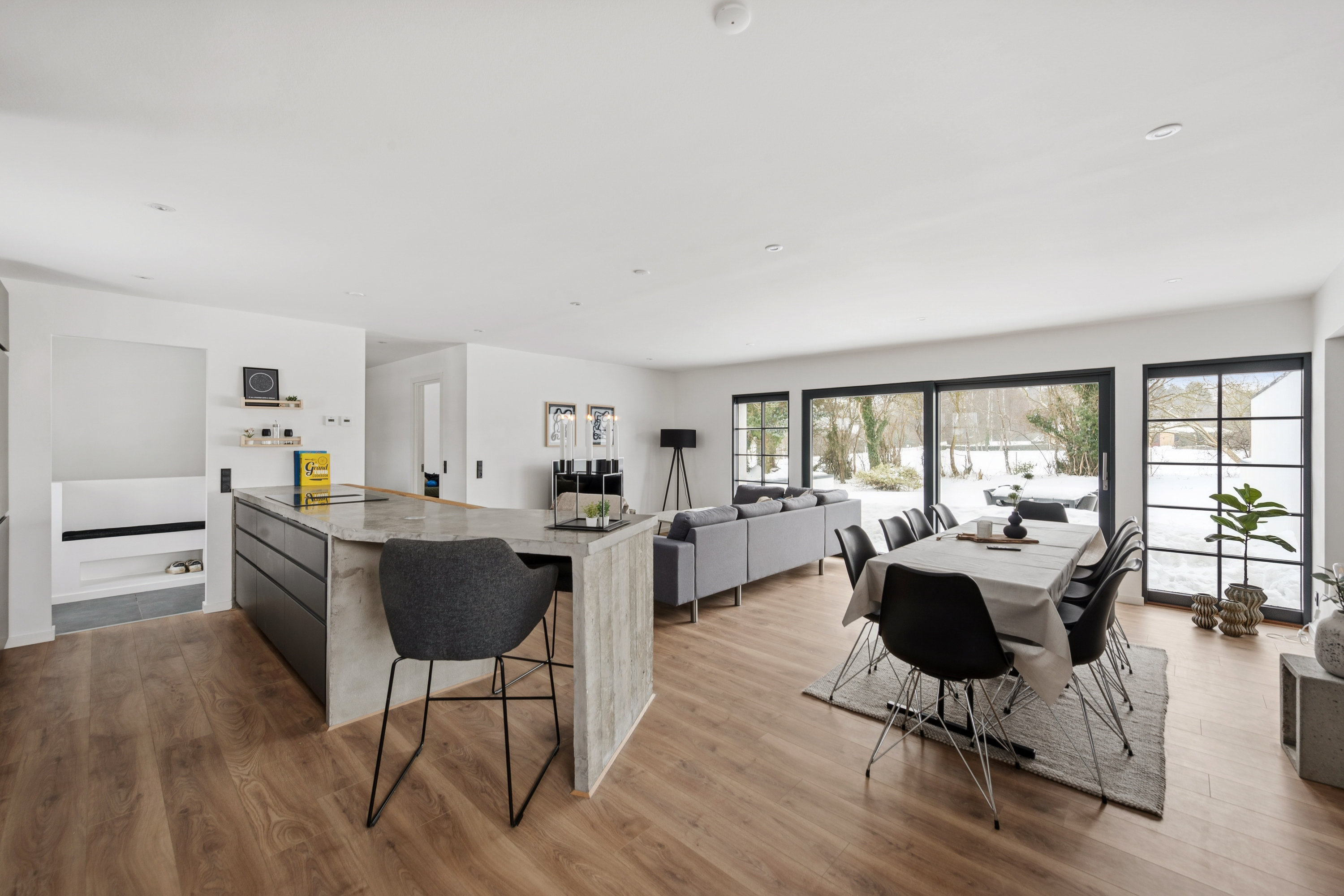 Fremhævet stue billede i fuldskærmstilstand. Billede af Kildevænget 1, 2690 Karlslunde