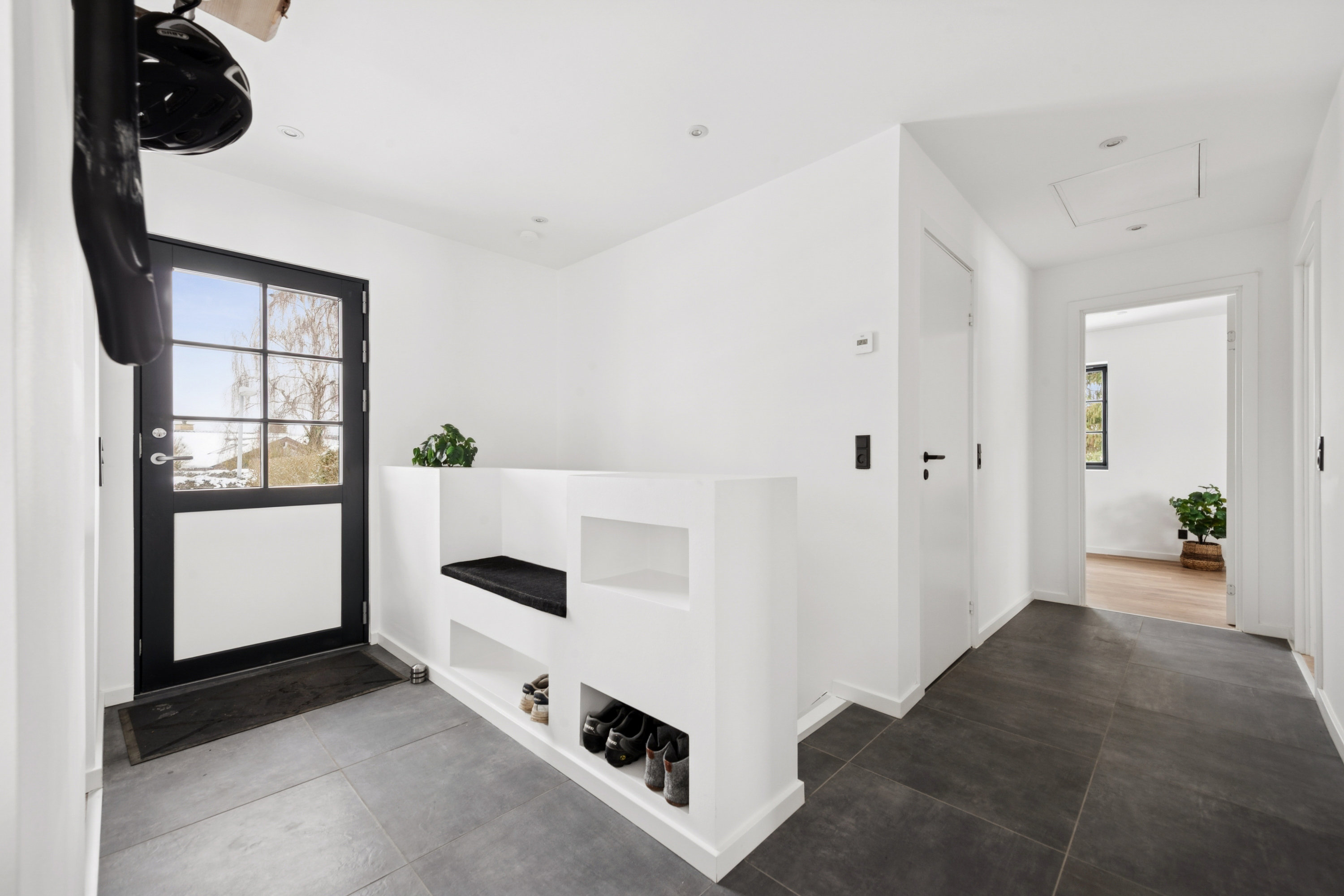 Fremhævet gang billede i fuldskærmstilstand. Billede af Kildevænget 1, 2690 Karlslunde