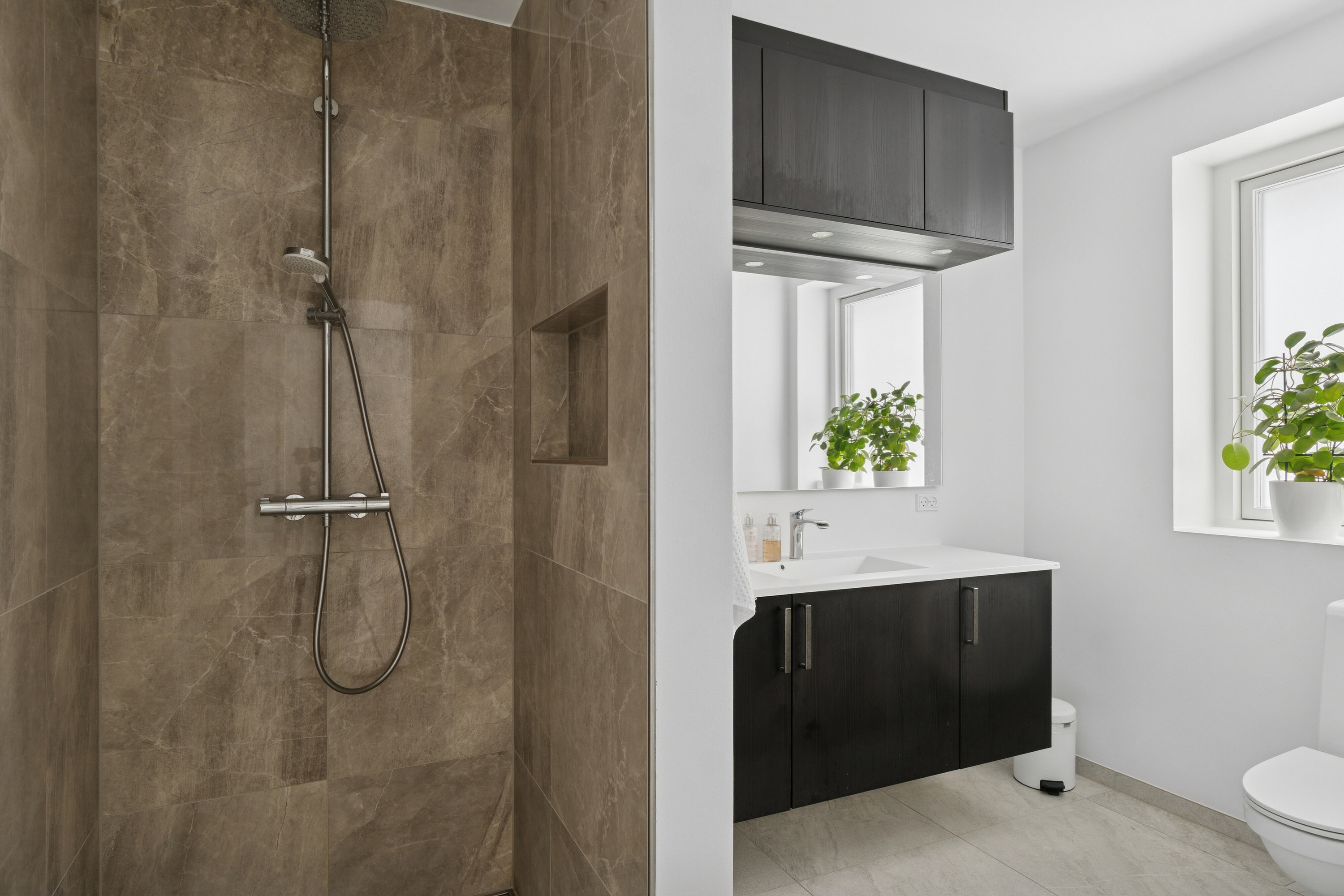 Fremhævet badeværelse billede i fuldskærmstilstand. Billede af H C Bojsensvej 1, 2650 Hvidovre