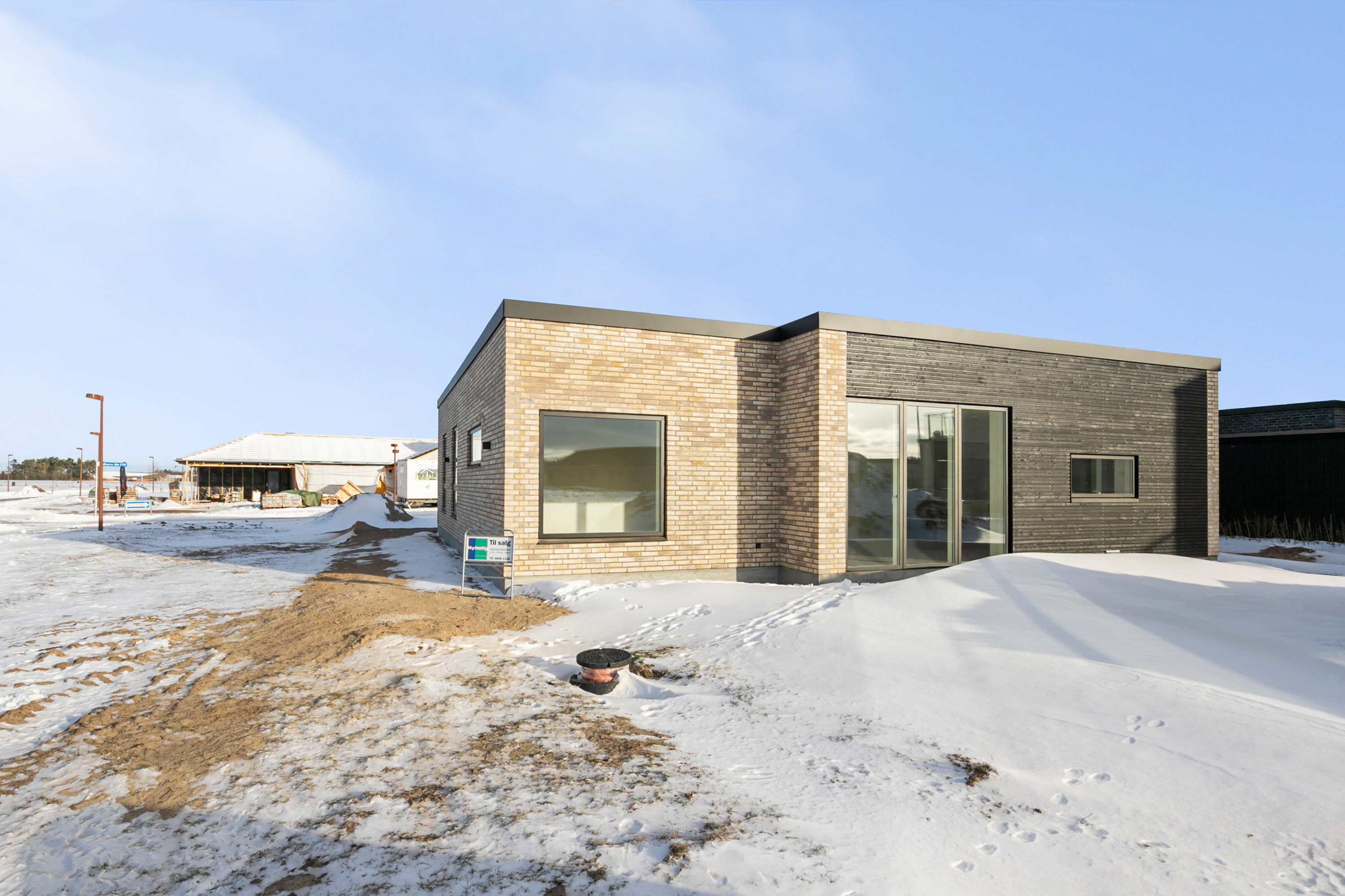 Fremhævet facade billede i fuldskærmstilstand. Billede af Solhvervs Alle 2, 9440 Aabybro