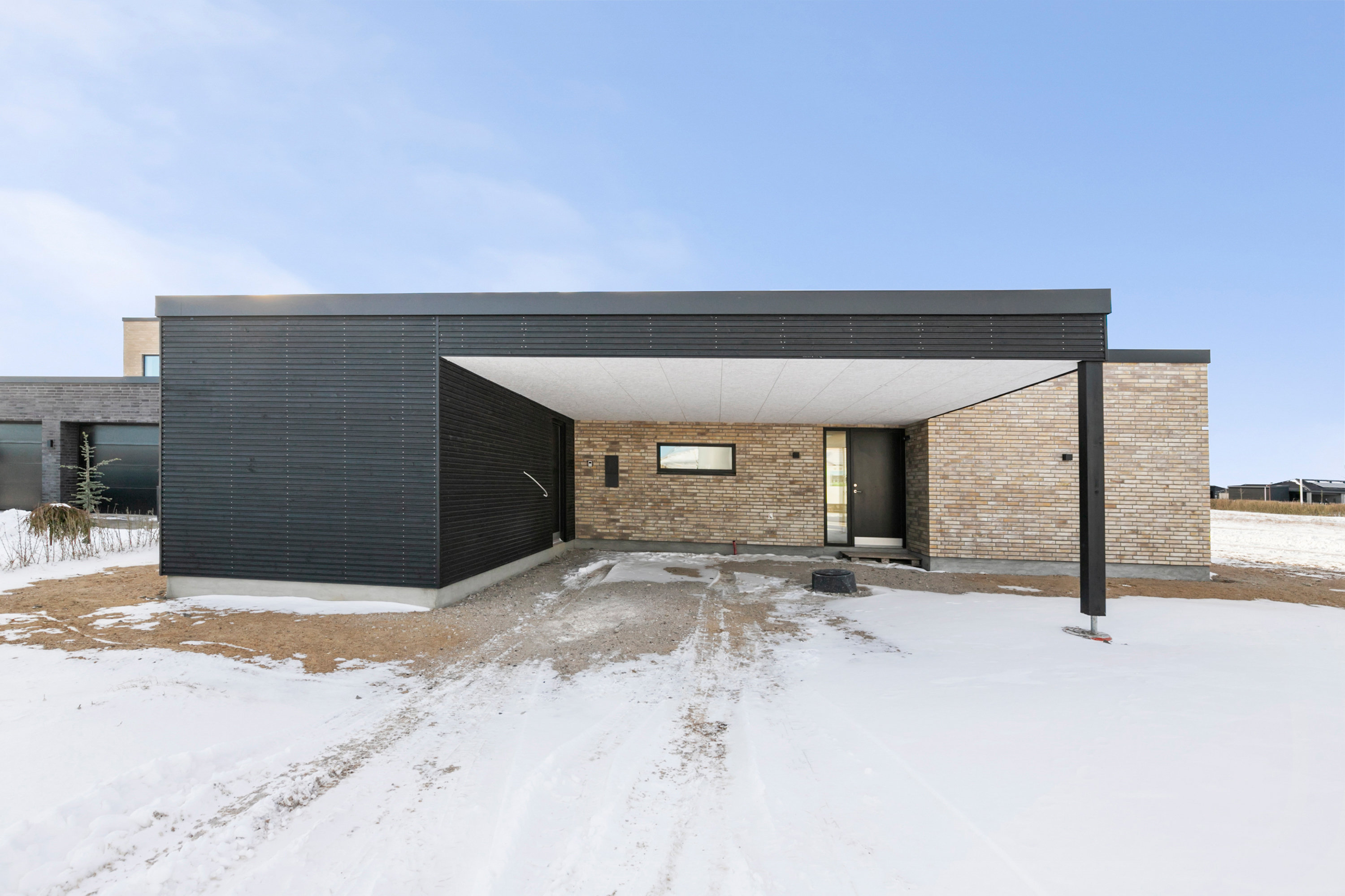 Fremhævet facade billede i fuldskærmstilstand. Billede af Solhvervs Alle 2, 9440 Aabybro