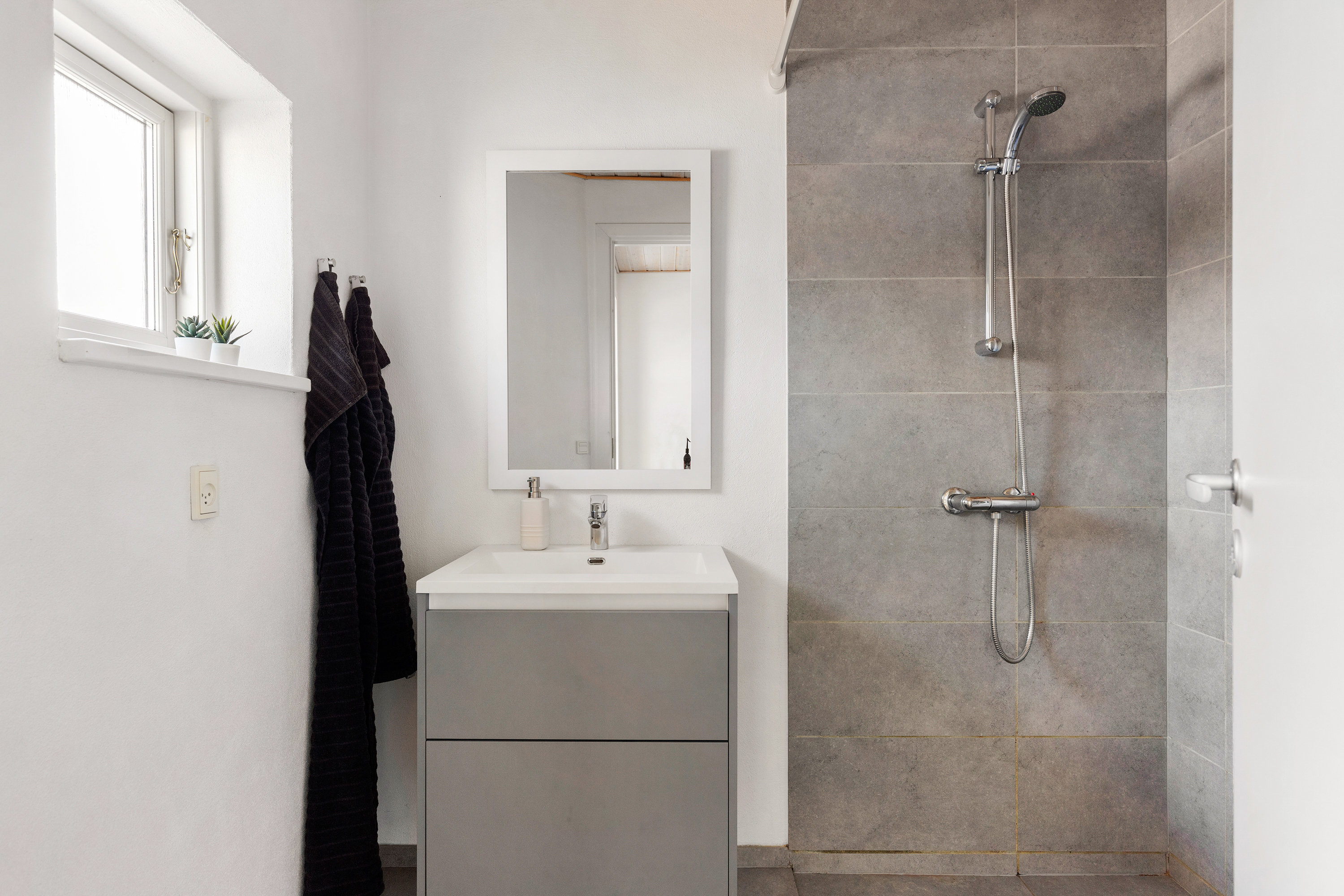 Fremhævet badeværelse billede i fuldskærmstilstand. Billede af Peter Heises Kvarter 38, 9700 Brønderslev