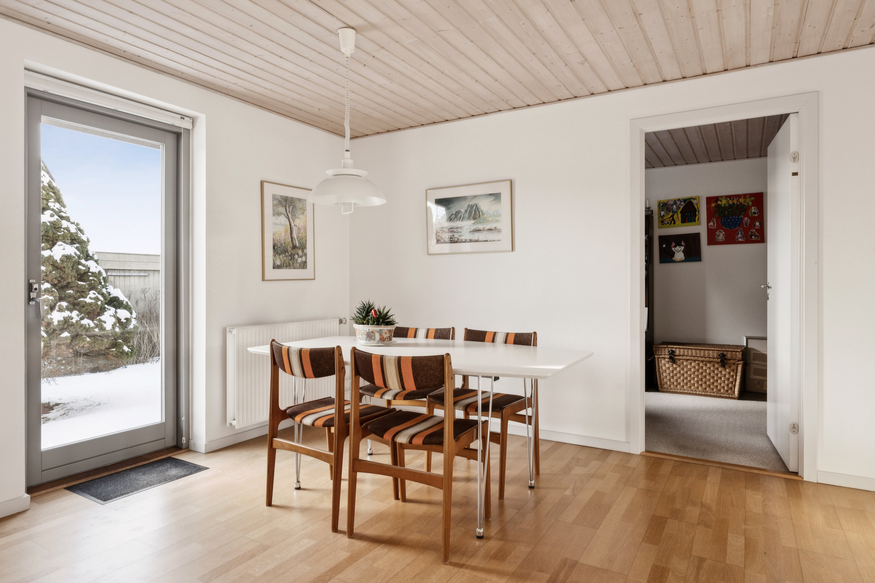 Fremhævet stue billede i fuldskærmstilstand. Billede af Villavej 8, 9240 Nibe