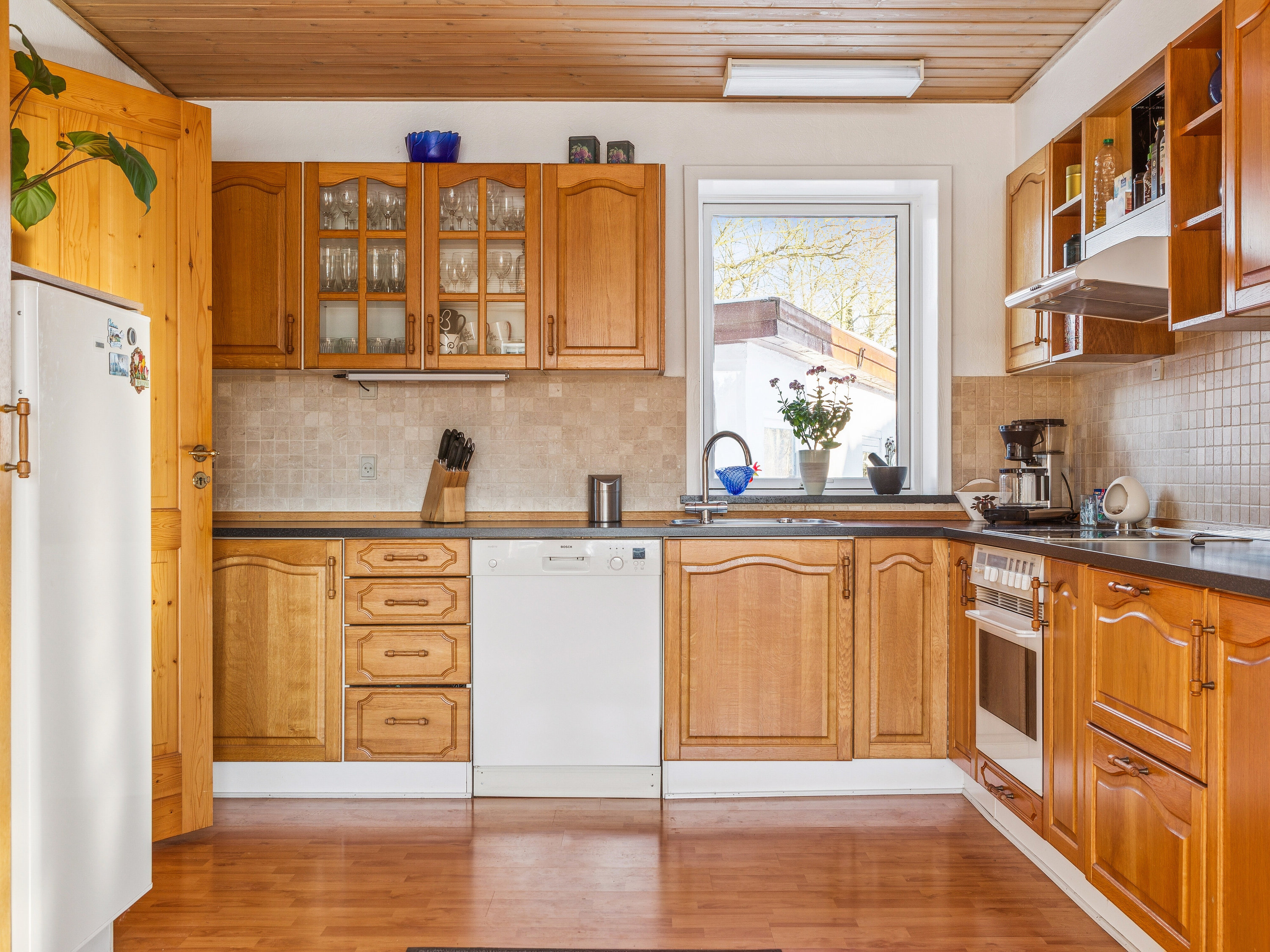 Fremhævet køkken billede i fuldskærmstilstand. Billede af Stationsvej 1, Sønderskov, 9800 Hjørring