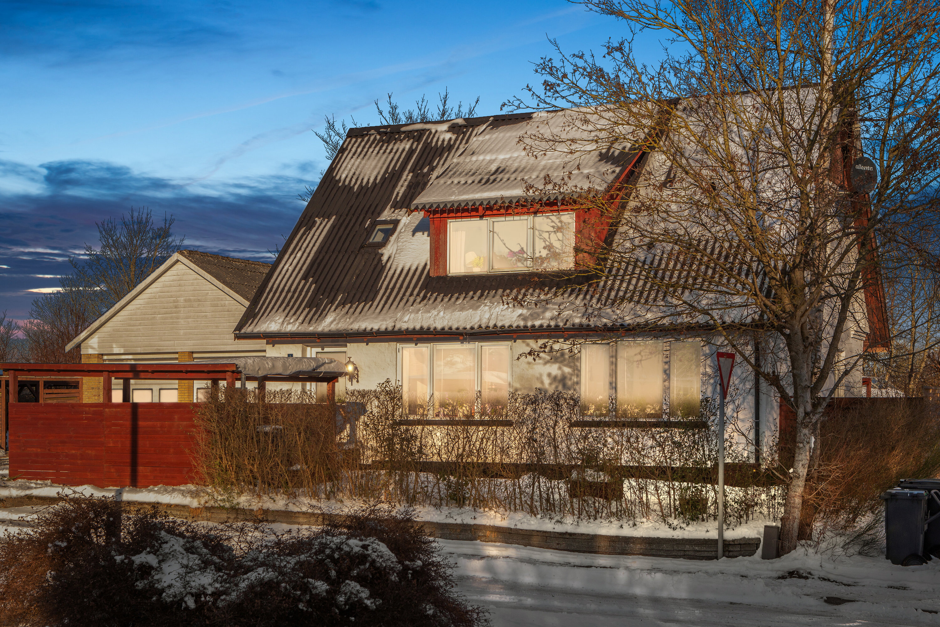 Fremhævet set fra haven billede i fuldskærmstilstand. Billede af Stationsvej 1, Sønderskov, 9800 Hjørring