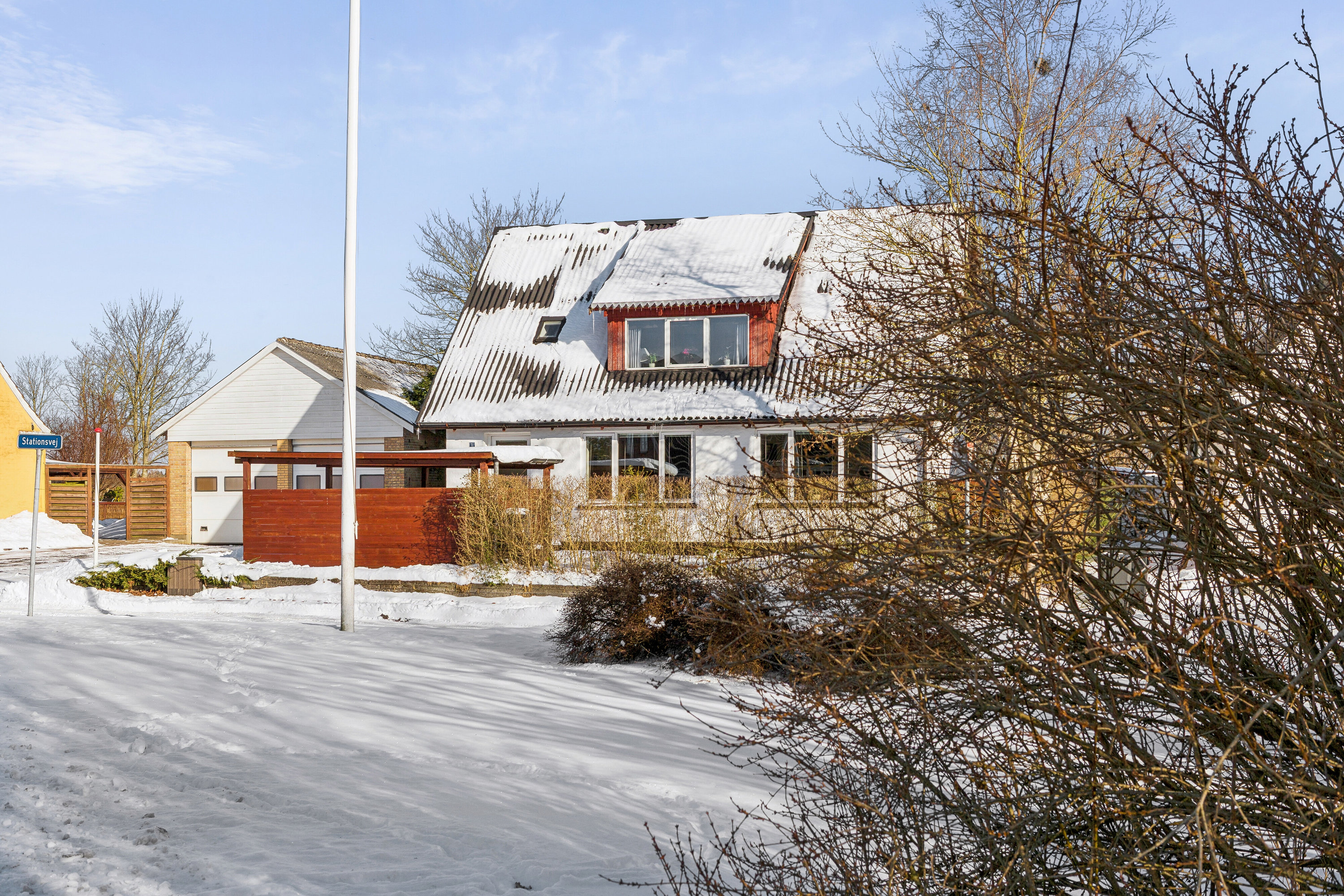 Fremhævet set fra haven billede i fuldskærmstilstand. Billede af Stationsvej 1, Sønderskov, 9800 Hjørring