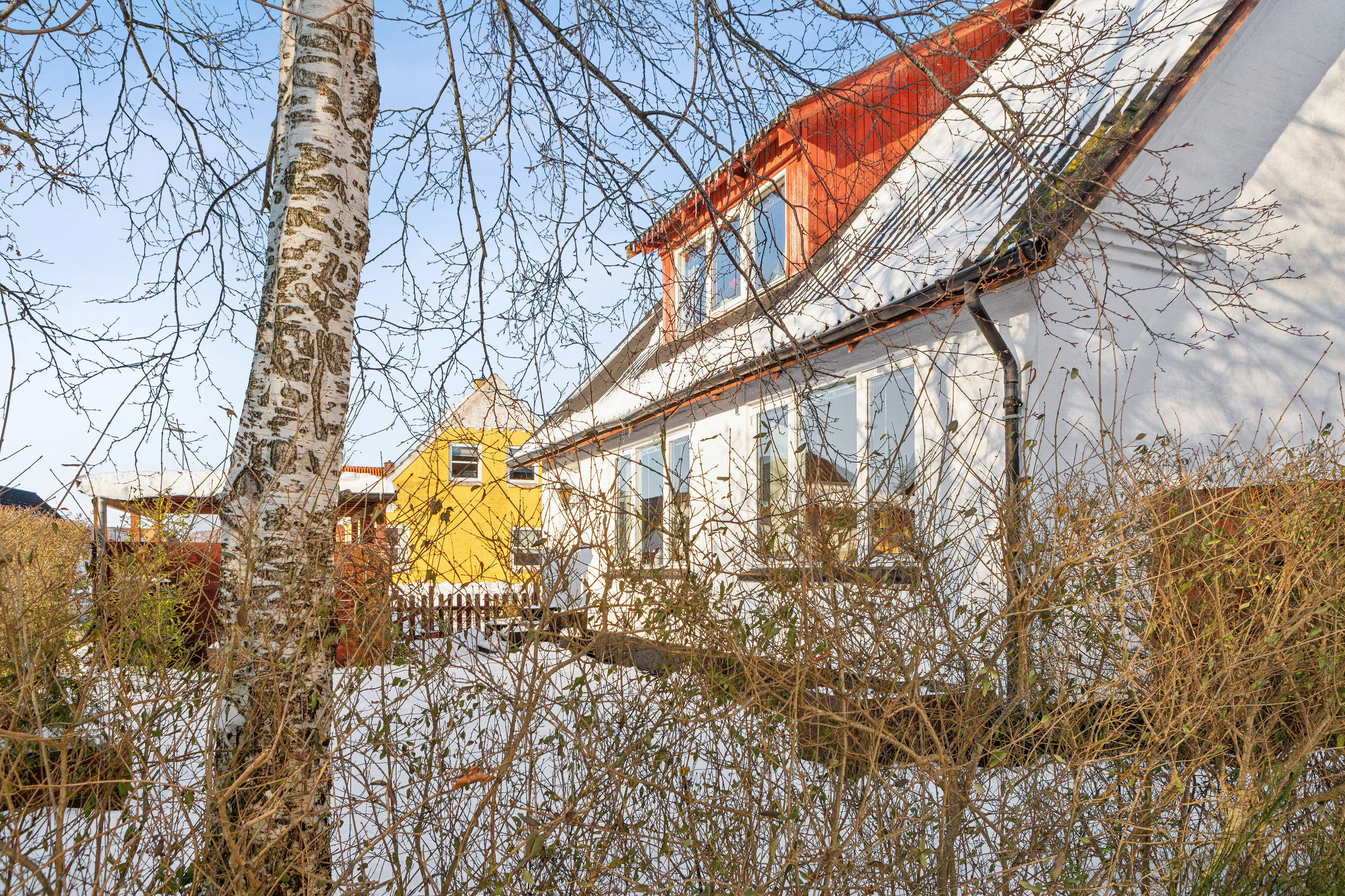 Fremhævet udendørs billede i fuldskærmstilstand. Billede af Stationsvej 1, Sønderskov, 9800 Hjørring