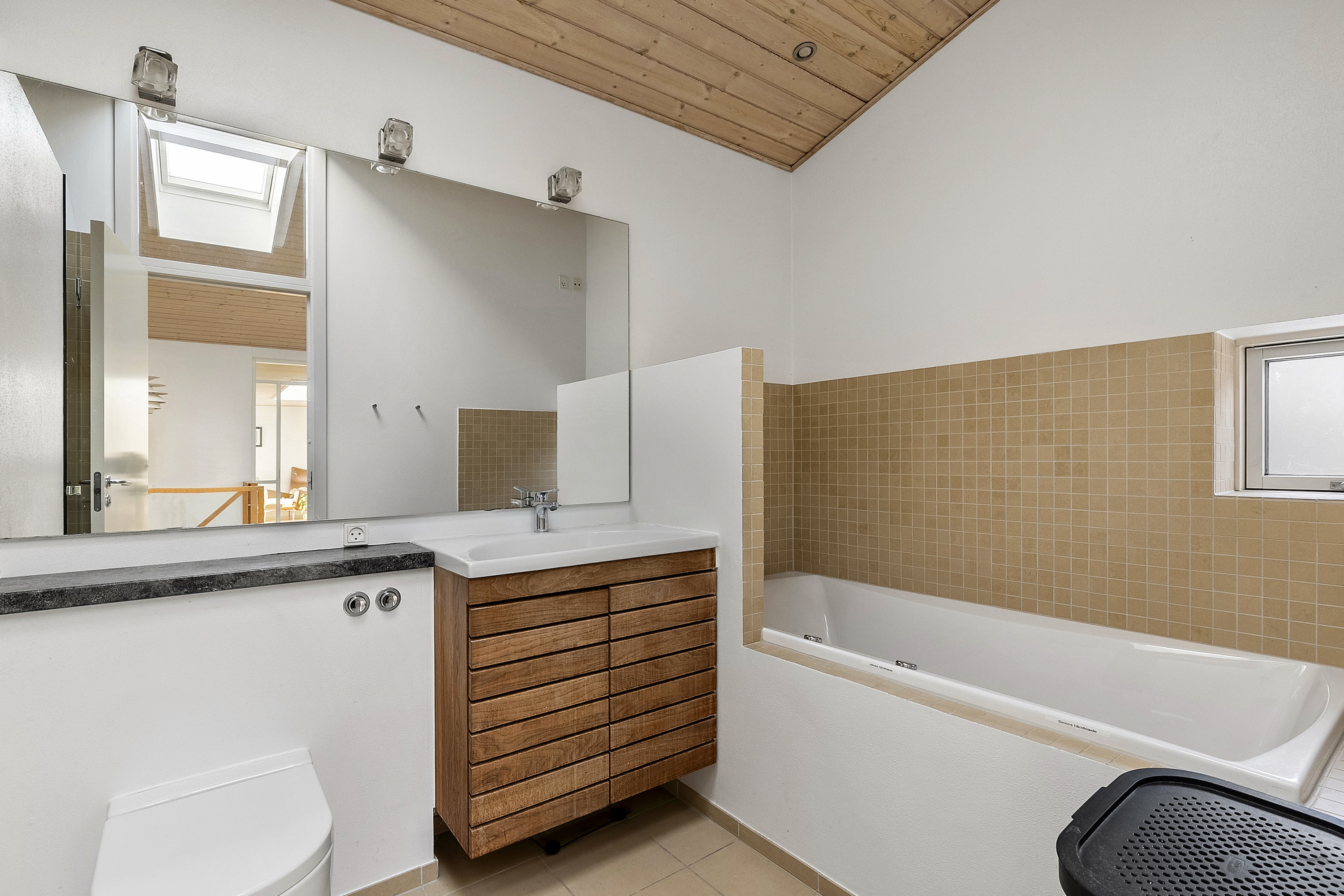 Fremhævet badeværelse billede i fuldskærmstilstand. Billede af Syrenvænget 36, 8362 Hørning