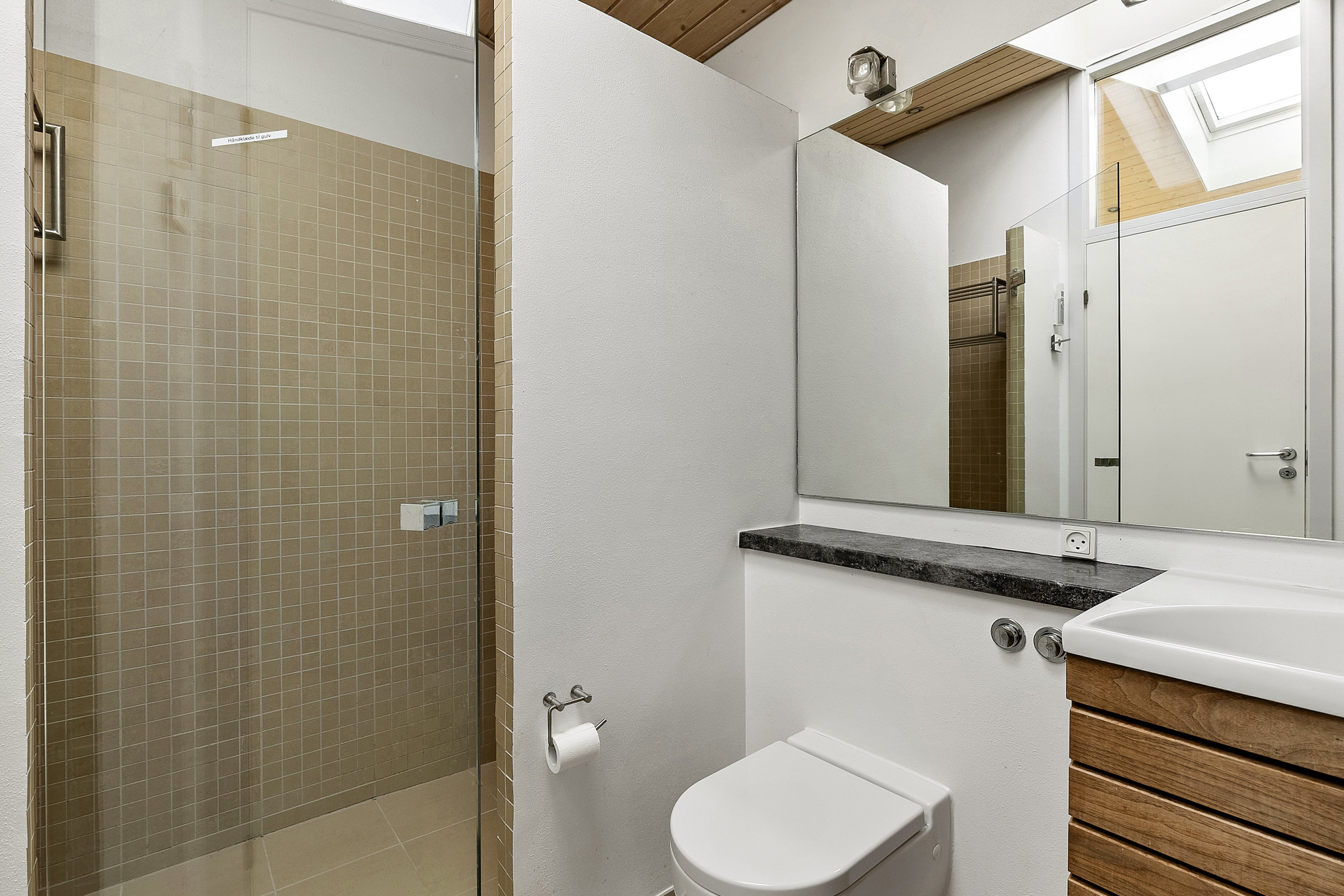 Fremhævet badeværelse billede i fuldskærmstilstand. Billede af Syrenvænget 36, 8362 Hørning