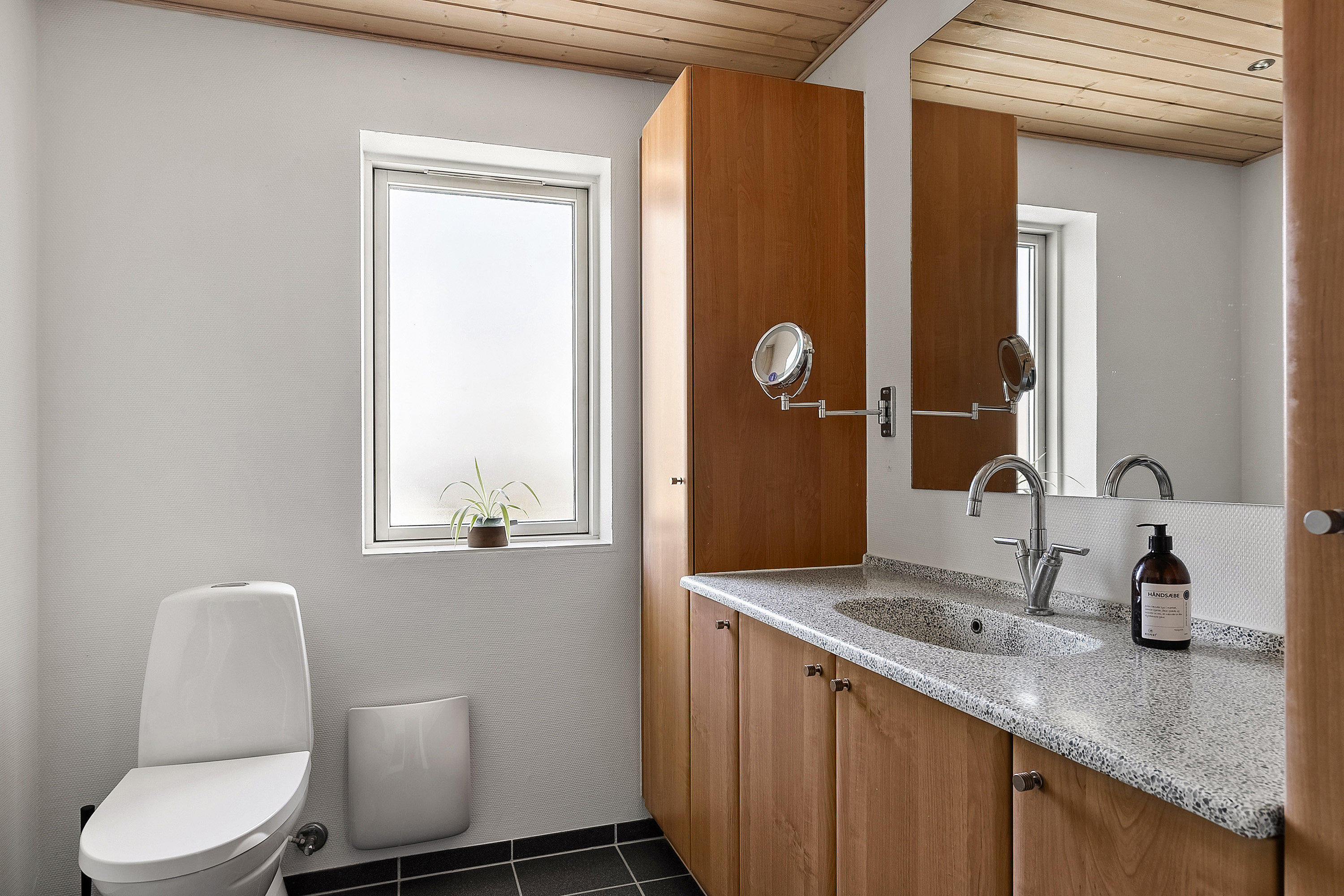 Fremhævet toilet billede i fuldskærmstilstand. Billede af Syrenvænget 36, 8362 Hørning