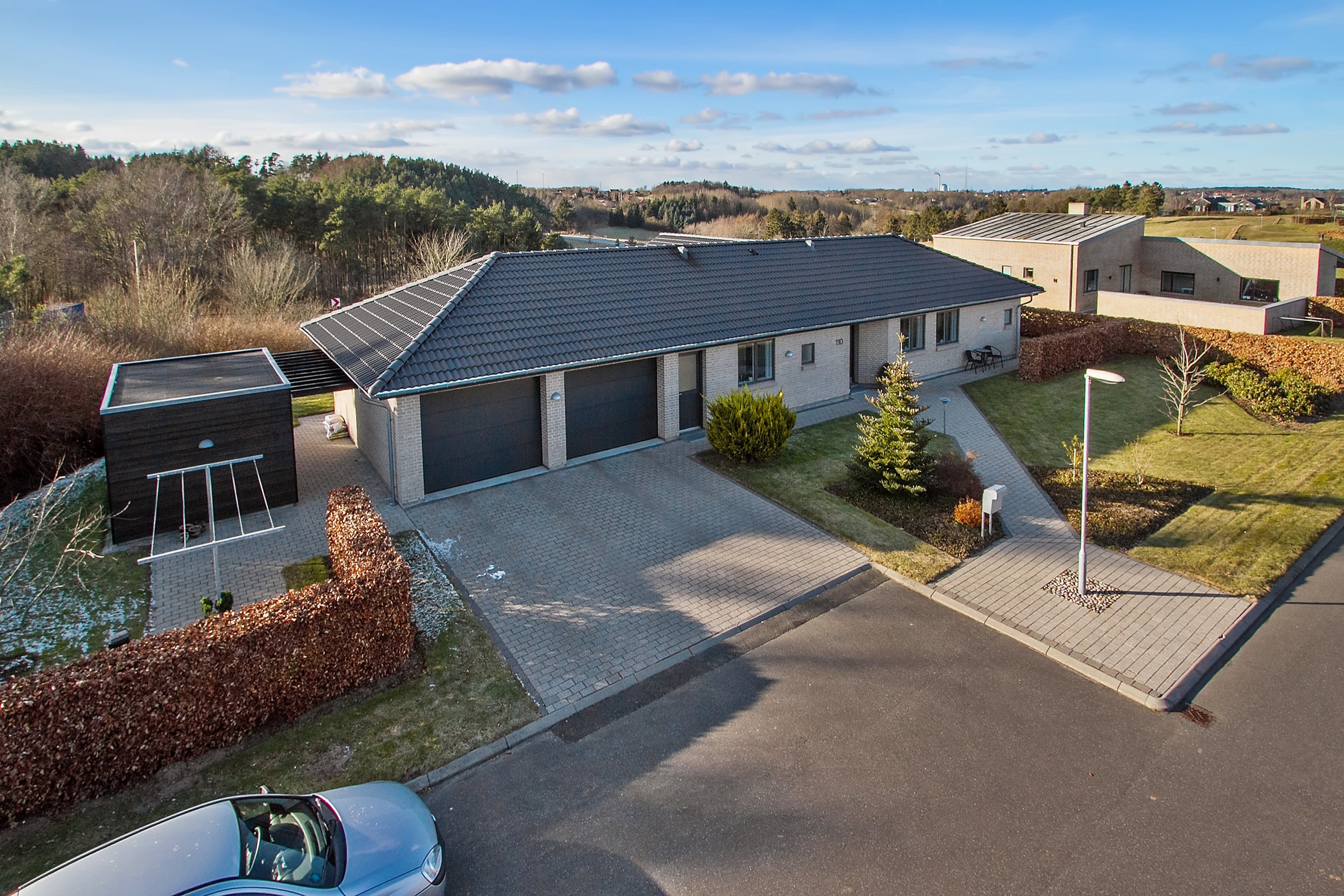 Fremhævet set fra vejen billede i fuldskærmstilstand. Billede af Højdedraget 110, 9530 Støvring