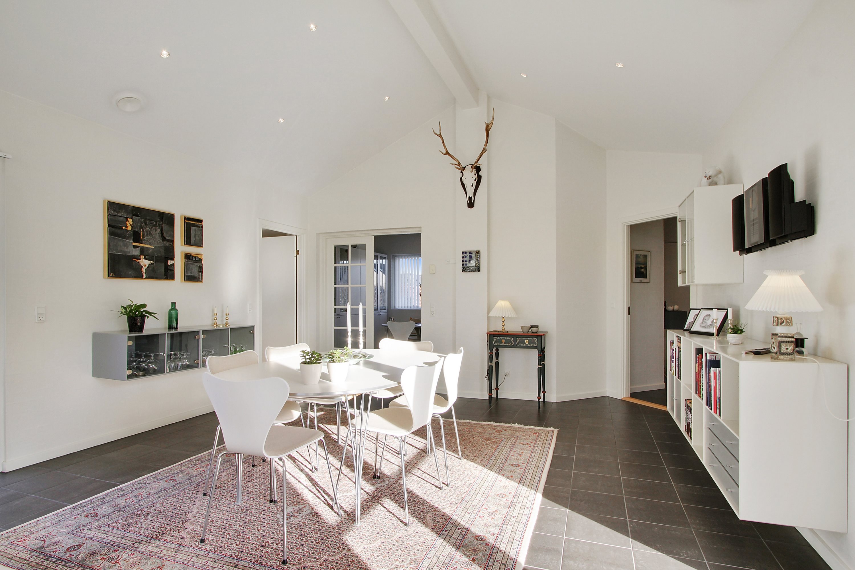 Fremhævet spisestue billede i fuldskærmstilstand. Billede af Højdedraget 110, 9530 Støvring