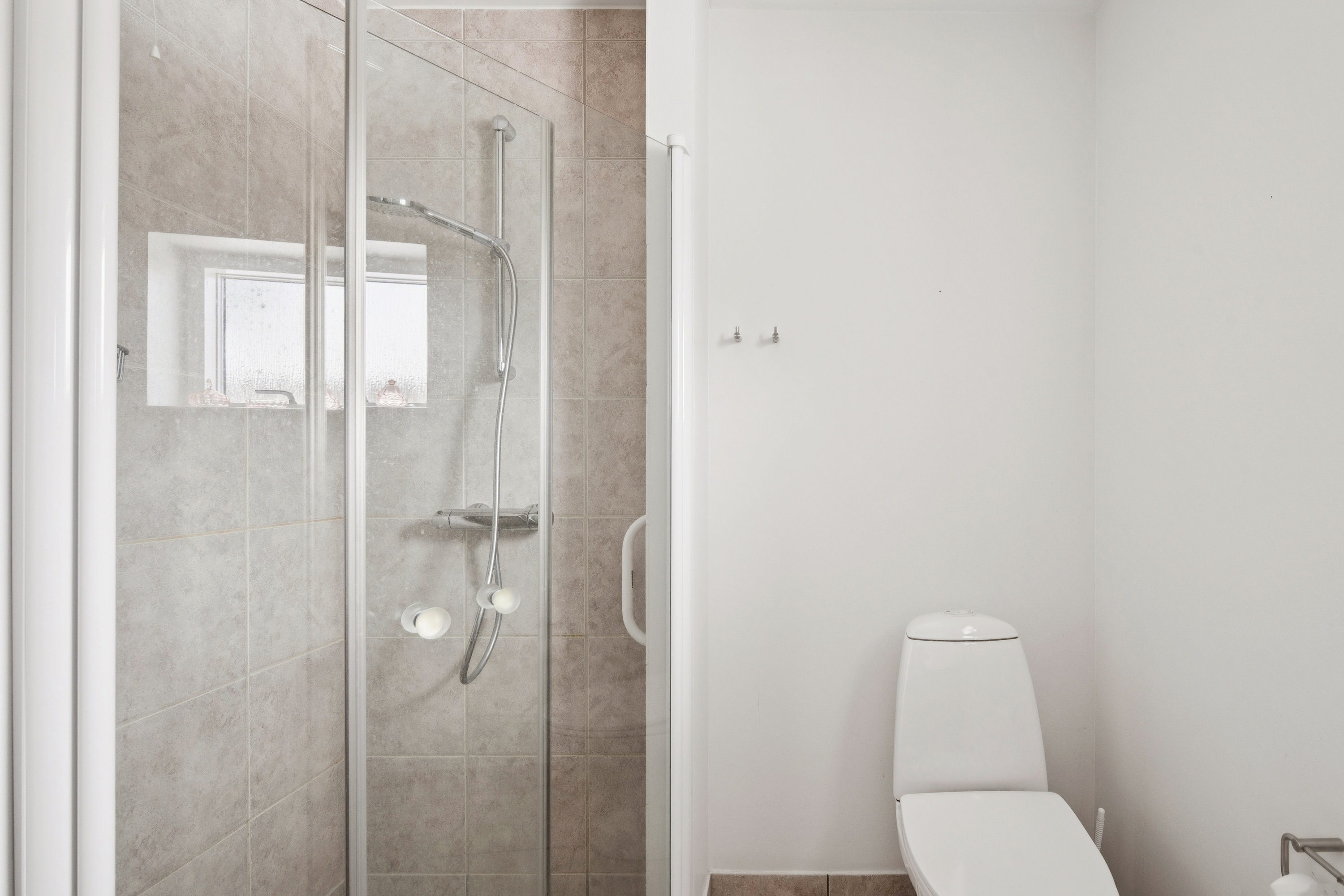 Fremhævet badeværelse billede i fuldskærmstilstand. Billede af Højager 40, 8382 Hinnerup