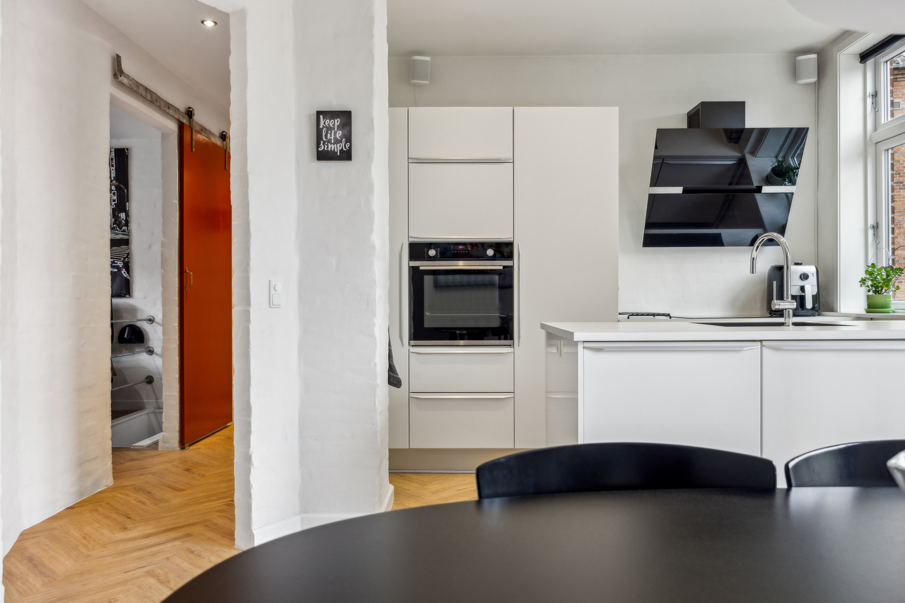 Fremhævet køkken-alrum billede i fuldskærmstilstand. Billede af Sverigesgade 3, st.. th., 9000 Aalborg